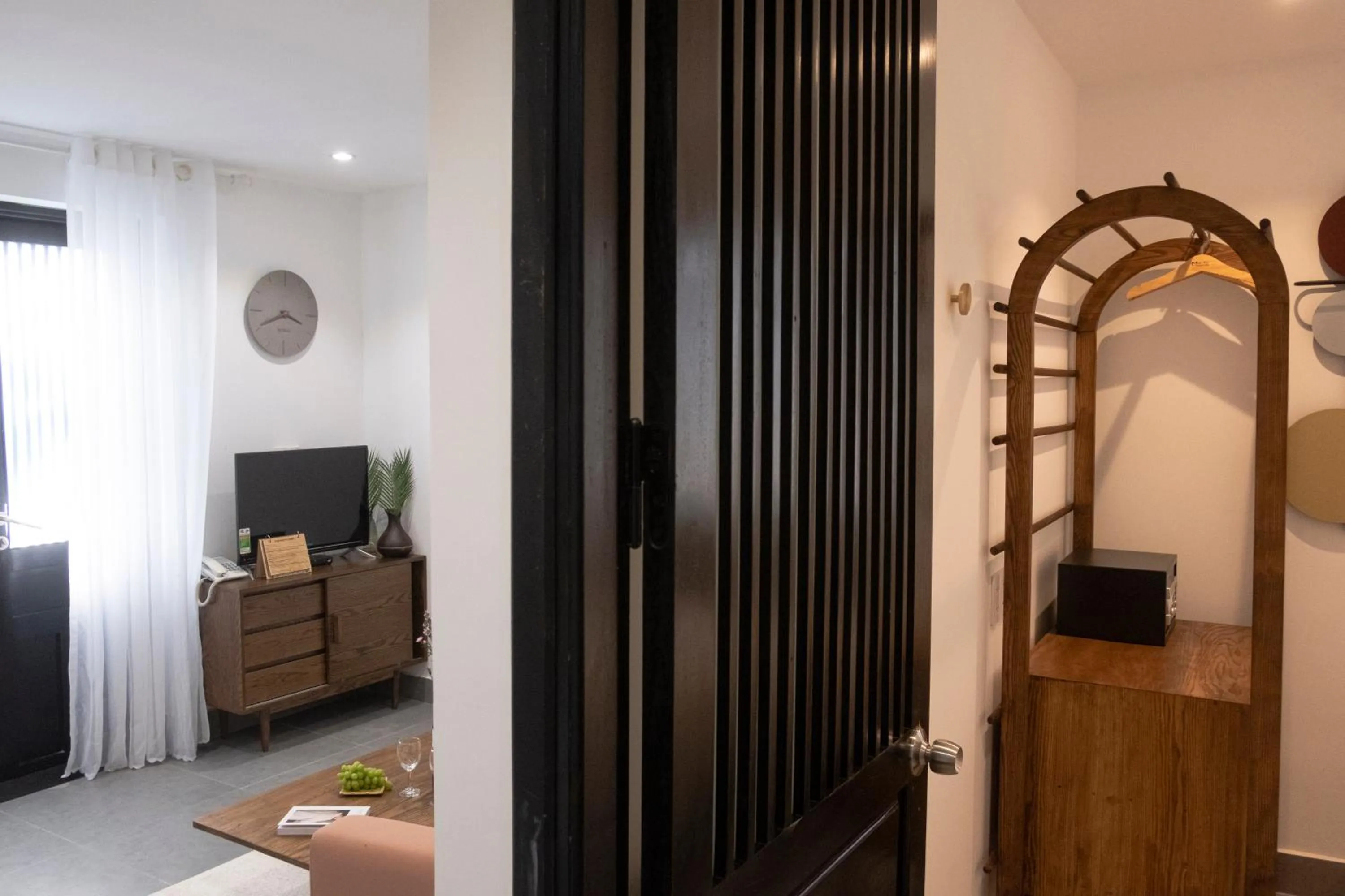 microwave in Quang Vinh Apartment and Hotel Hoi An