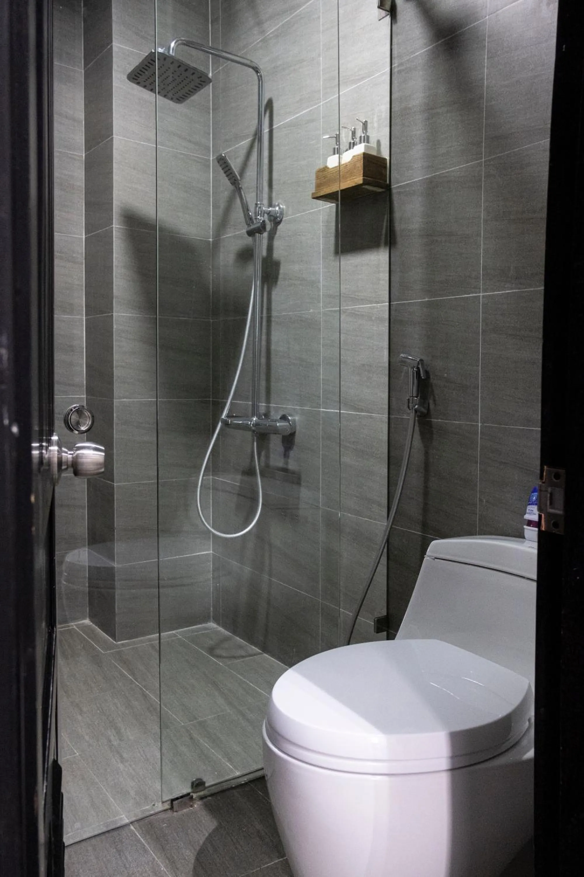 Shower in Quang Vinh Apartment and Hotel Hoi An