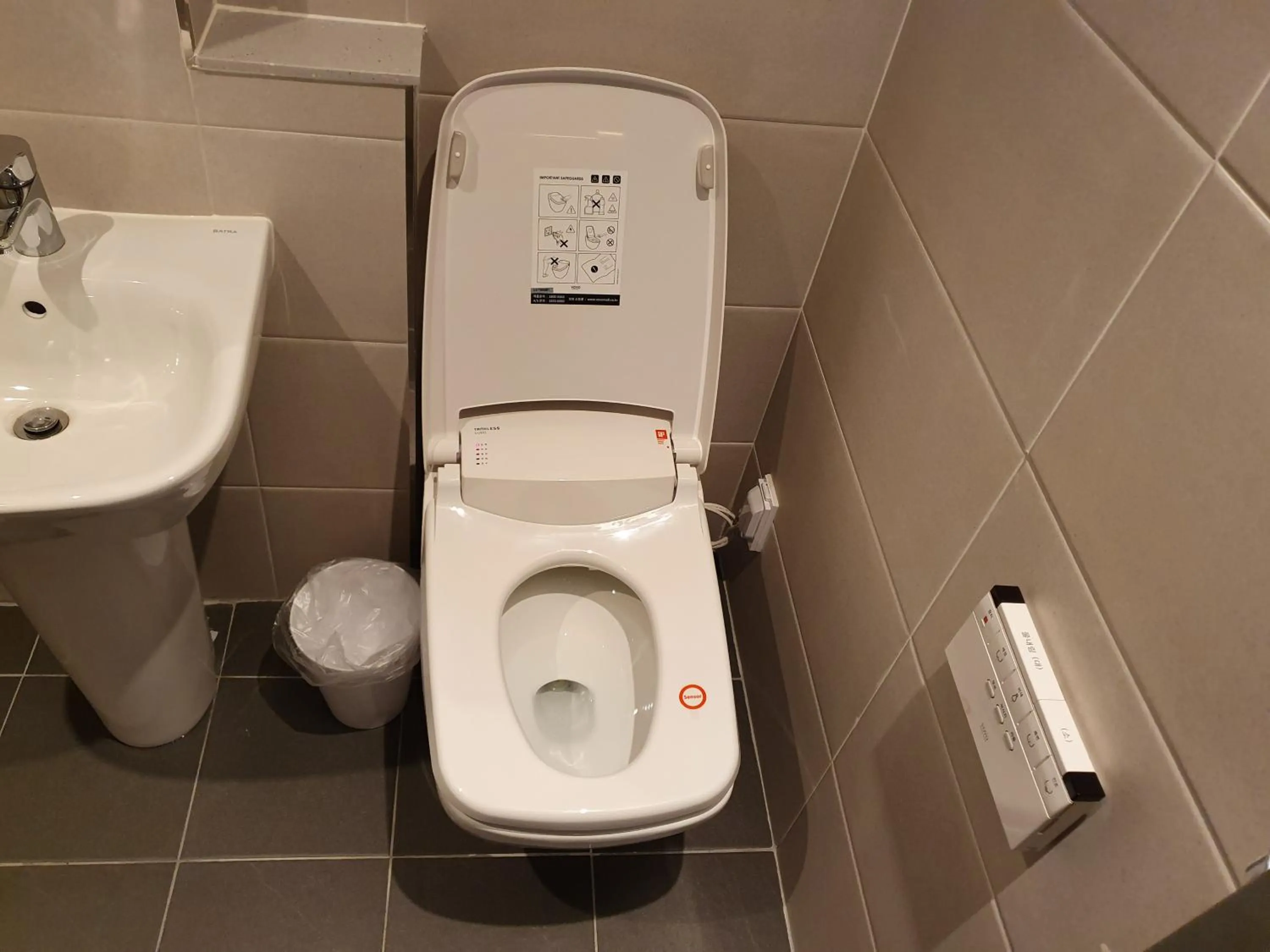Toilet in Browndot hotel songtan