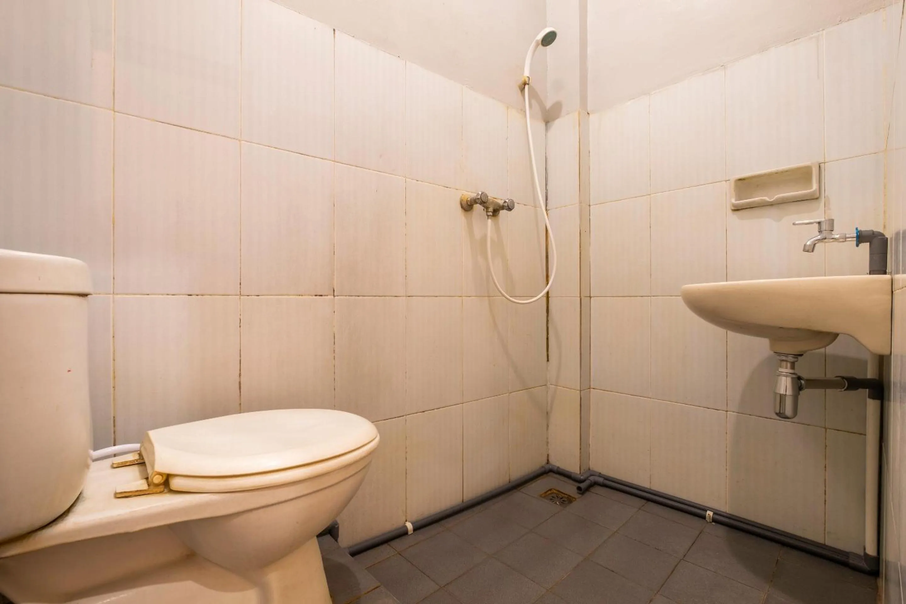 Bathroom in Hotel O Riau Near Gedung Sate Formerly Patradisa