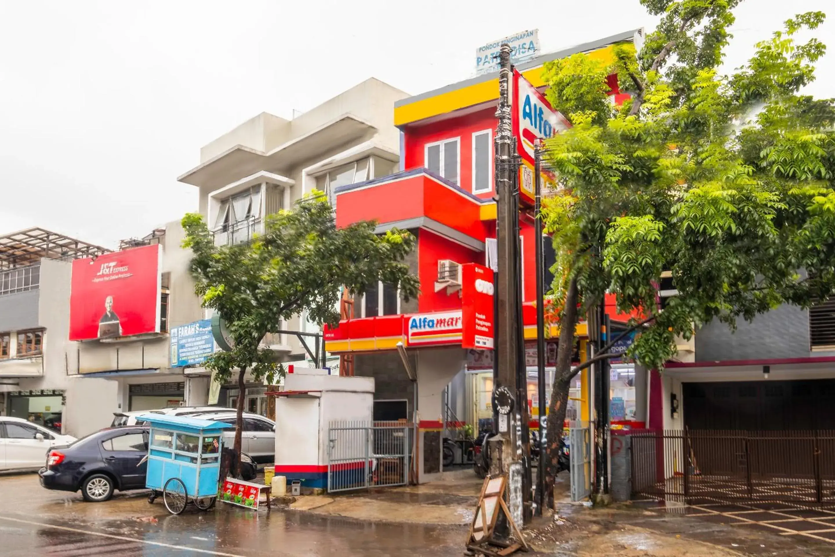 Facade/entrance in Hotel O Riau Near Gedung Sate Formerly Patradisa Facade/entrance in Hotel O Riau Near Gedung Sate Formerly Patradisa