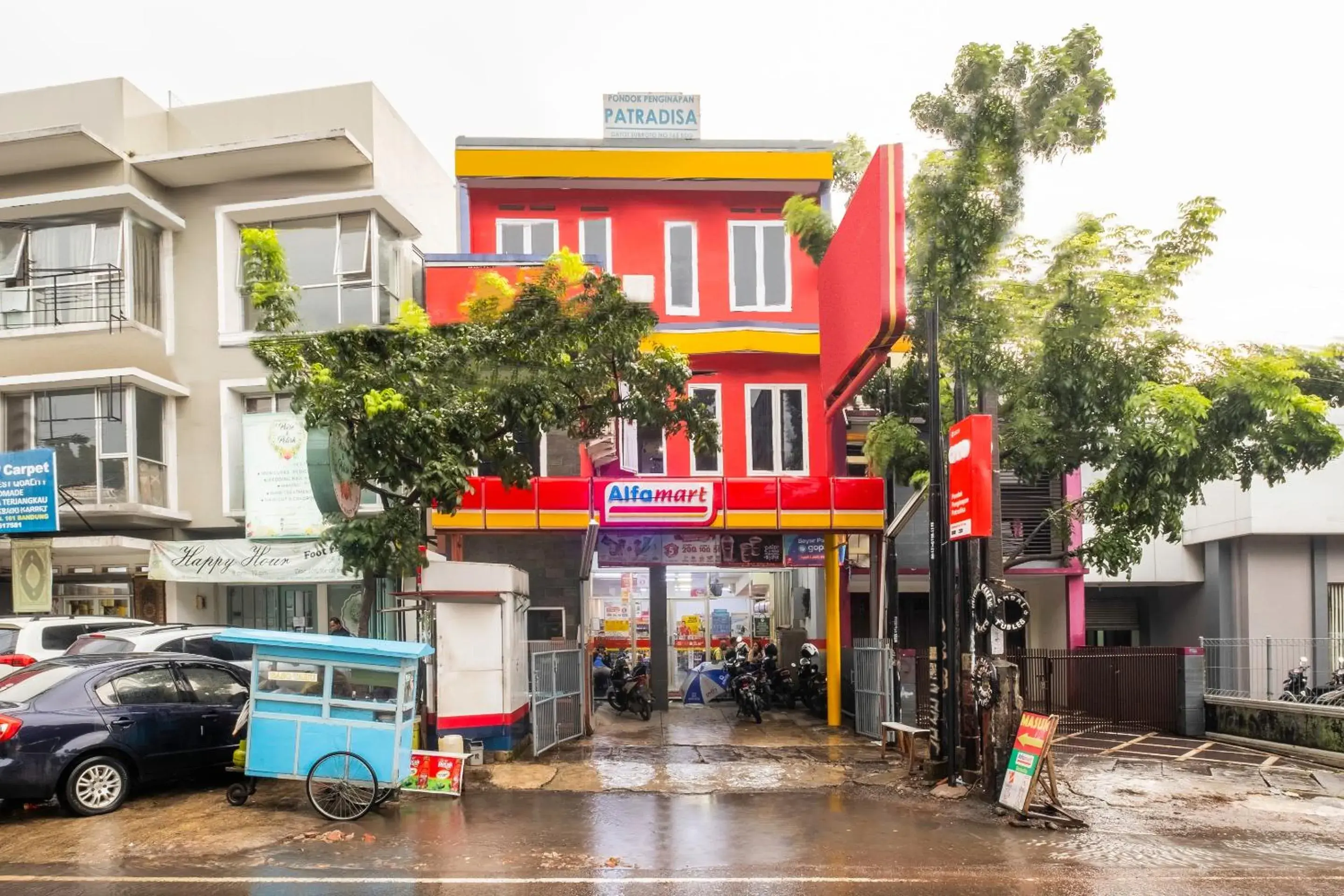 Facade/entrance in Hotel O Riau Near Gedung Sate Formerly Patradisa Facade/entrance in Hotel O Riau Near Gedung Sate Formerly Patradisa