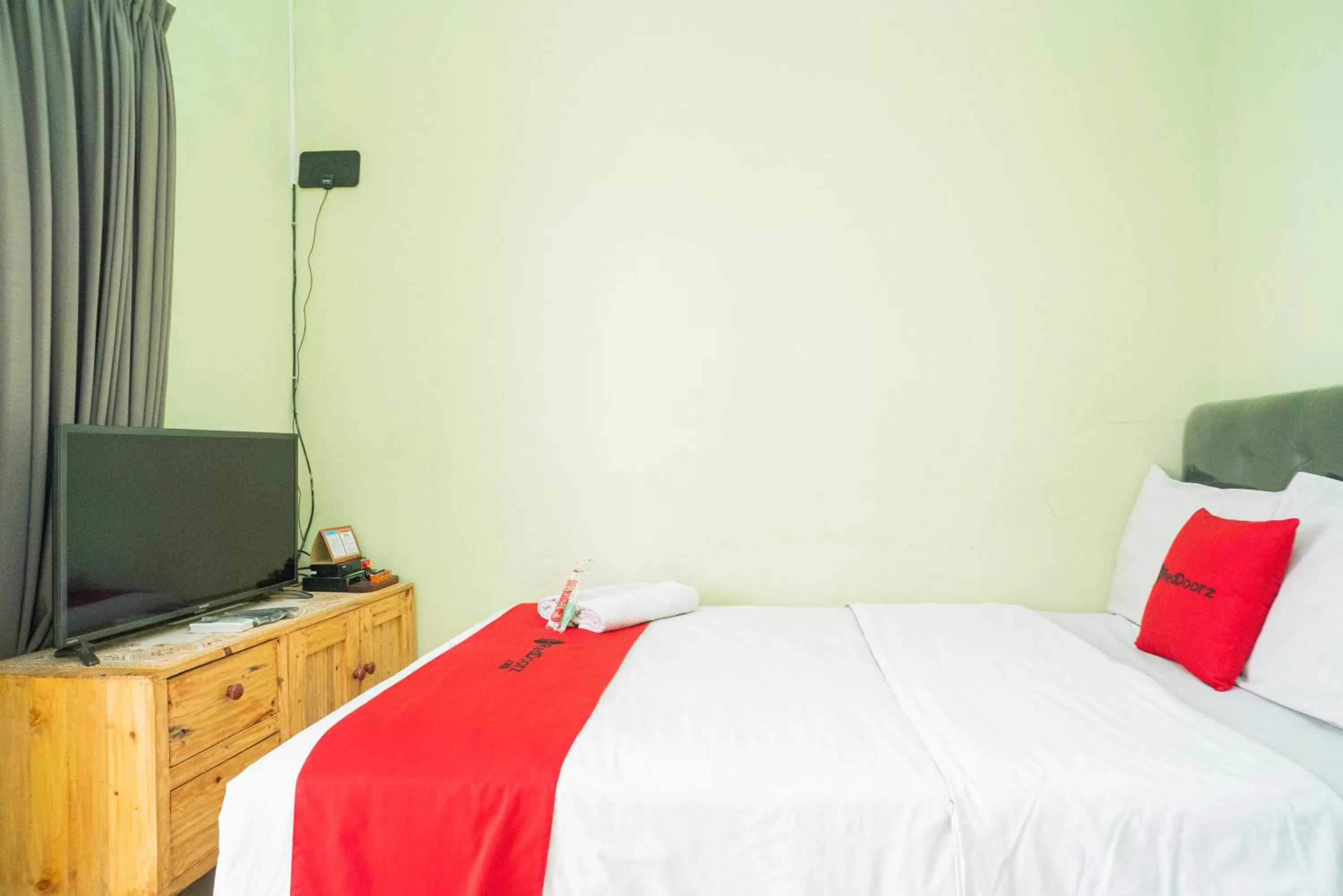 Bedroom, Bed in RedDoorz Syariah near Suncity Mall Sidoarjo