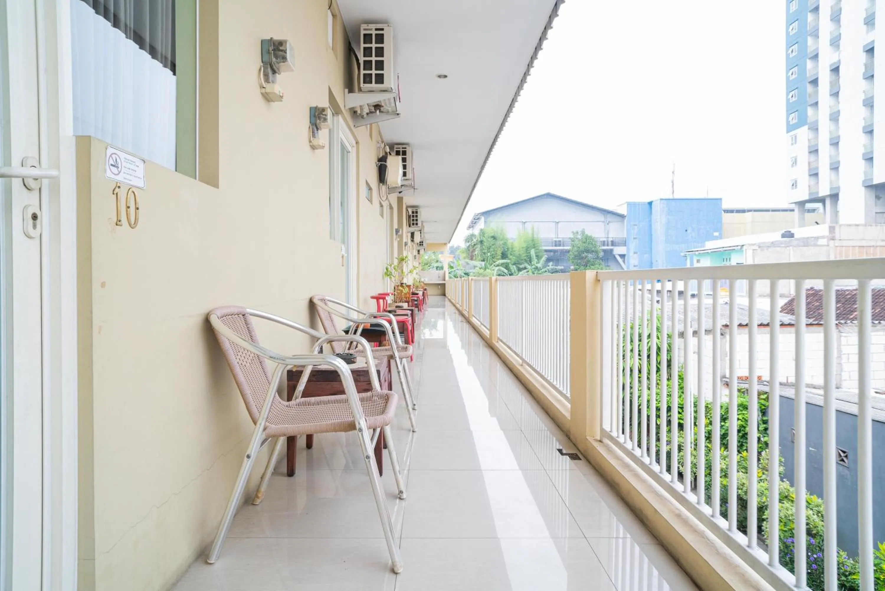 Balcony/Terrace in RedDoorz Syariah near Suncity Mall Sidoarjo