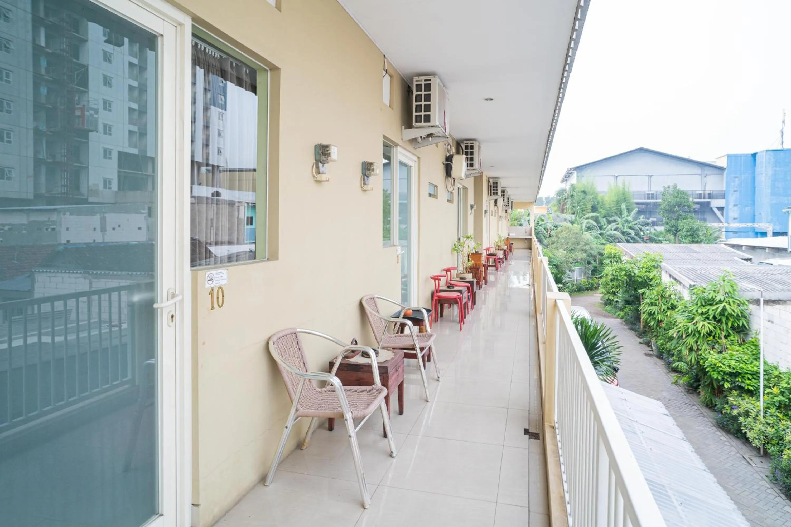 Balcony/Terrace in RedDoorz Syariah near Suncity Mall Sidoarjo