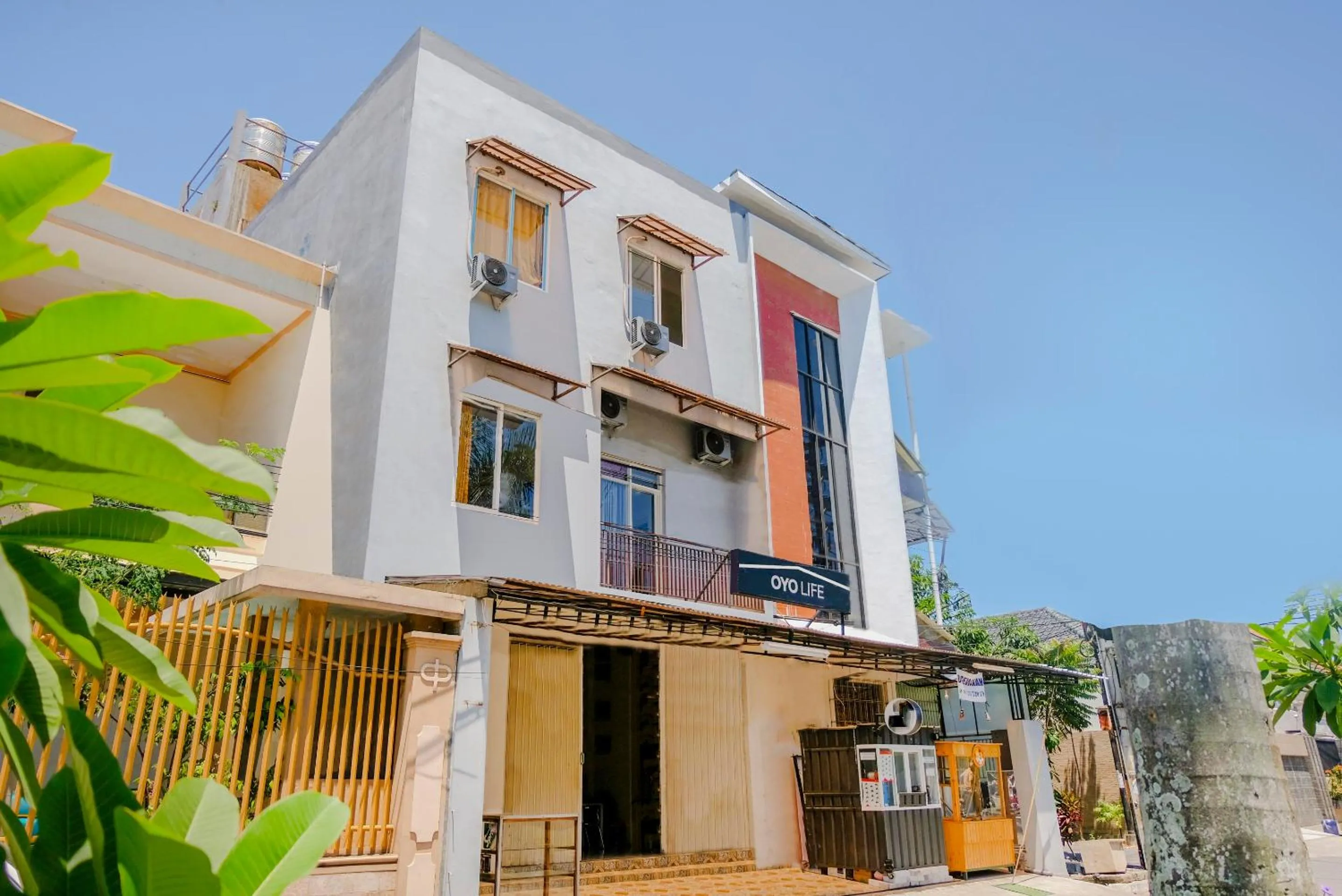 Facade/entrance in OYO Life 2760 Kost Simpang Borobudur 47