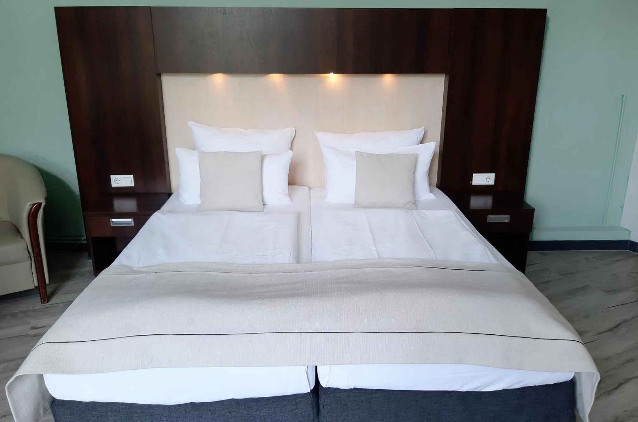 Photo of the whole room, Bed in Garner Hotel Hamburg - Graf Moltke by IHG