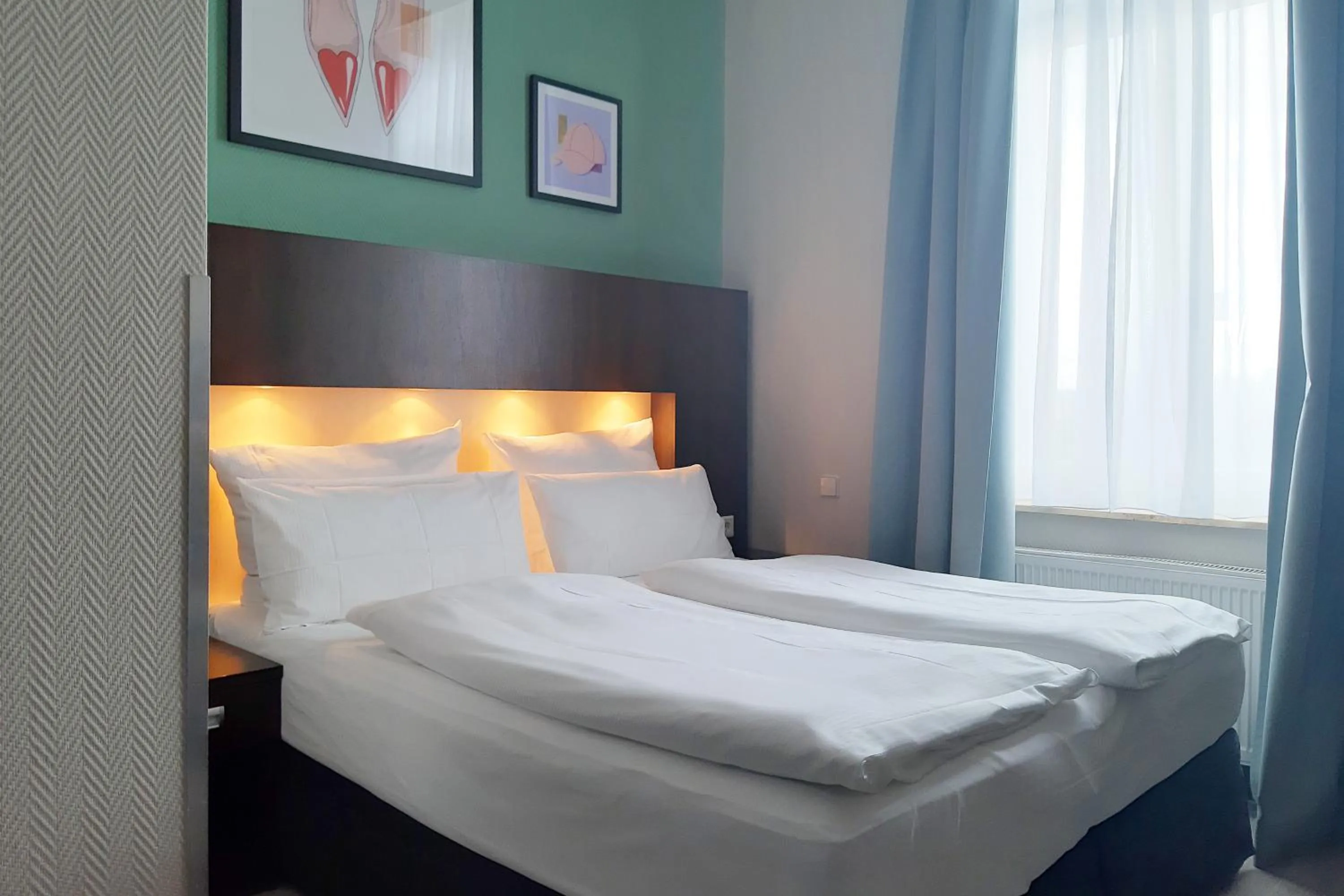 Photo of the whole room, Bed in Garner Hotel Hamburg - Graf Moltke by IHG