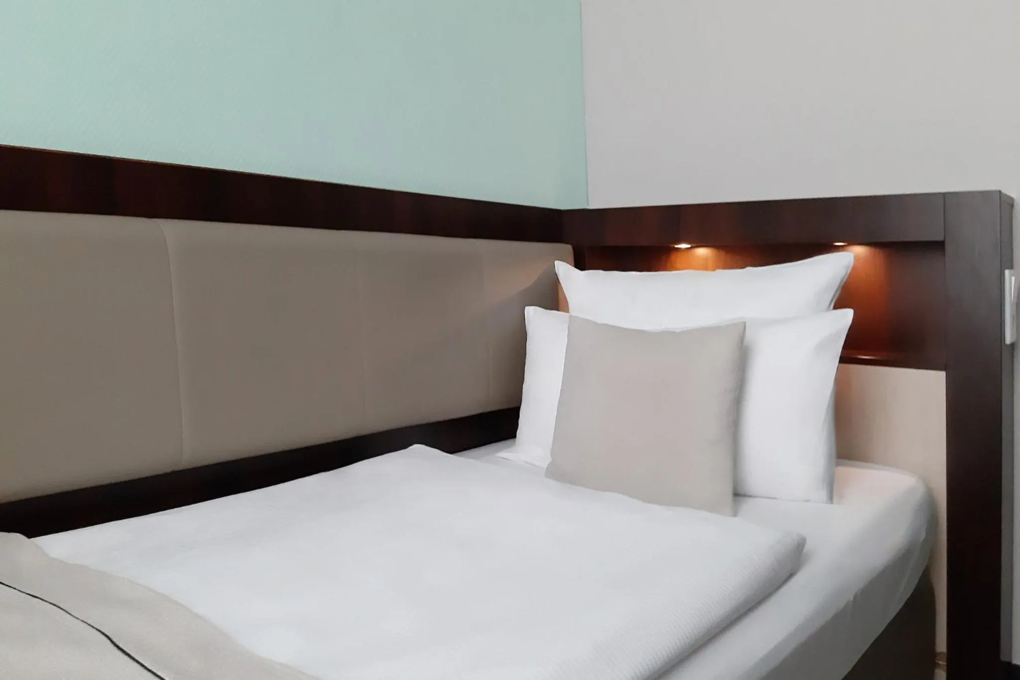 Photo of the whole room, Bed in Garner Hotel Hamburg - Graf Moltke by IHG