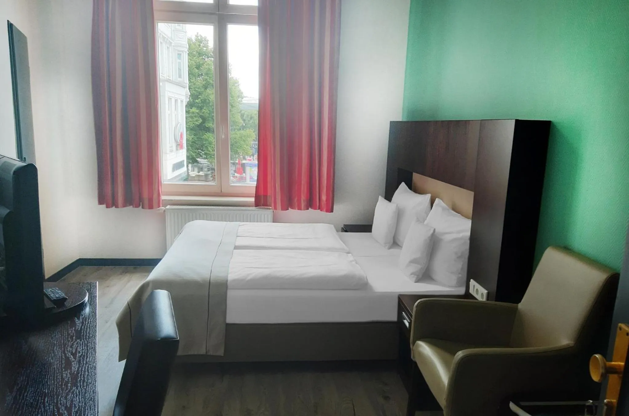 Photo of the whole room, Bed in Garner Hotel Hamburg - Graf Moltke by IHG