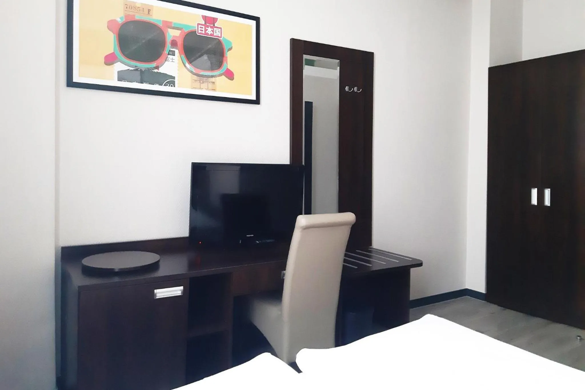 Photo of the whole room in Garner Hotel Hamburg - Graf Moltke by IHG