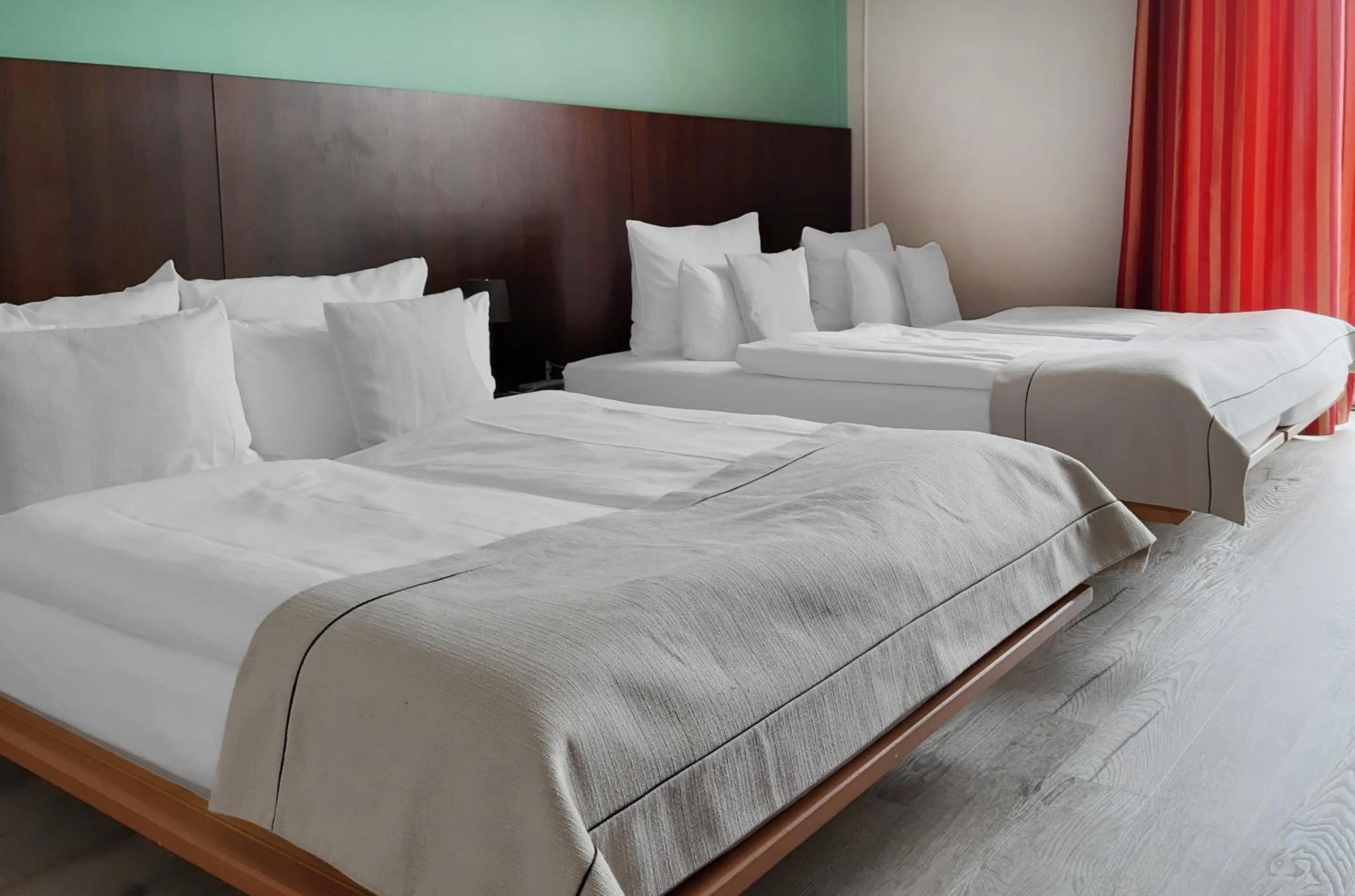 Photo of the whole room, Bed in Garner Hotel Hamburg - Graf Moltke by IHG