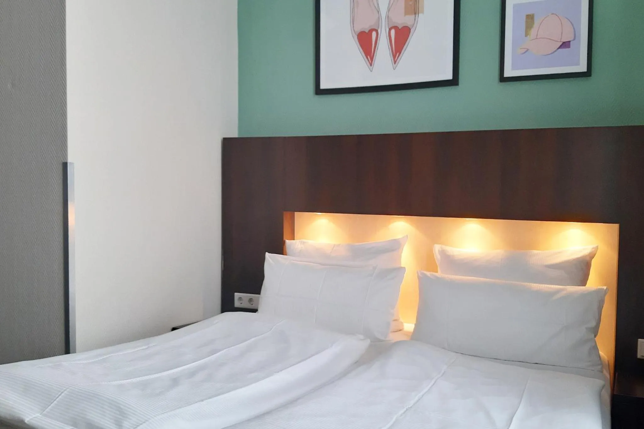 Photo of the whole room, Bed in Garner Hotel Hamburg - Graf Moltke by IHG