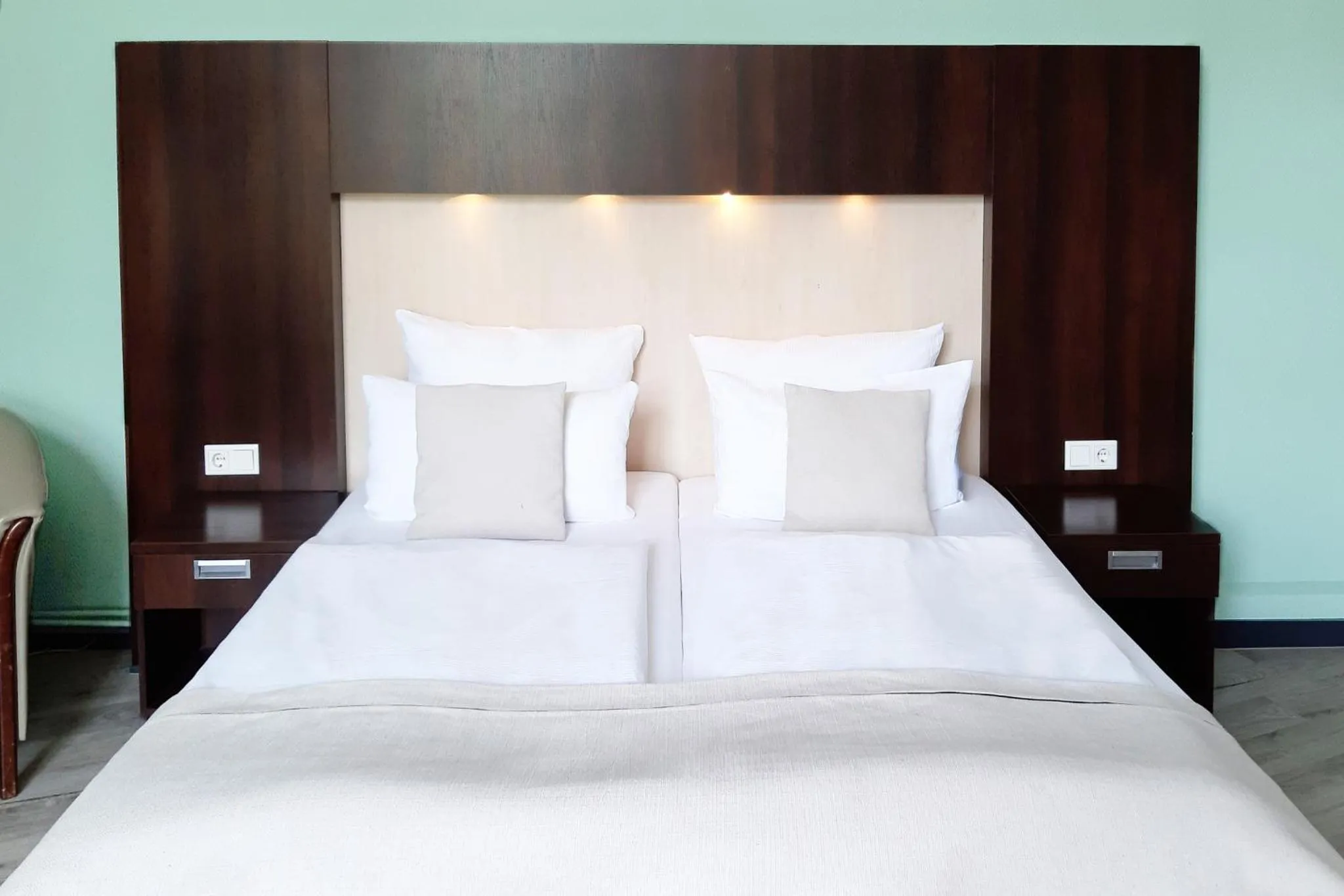 Photo of the whole room, Bed in Garner Hotel Hamburg - Graf Moltke by IHG