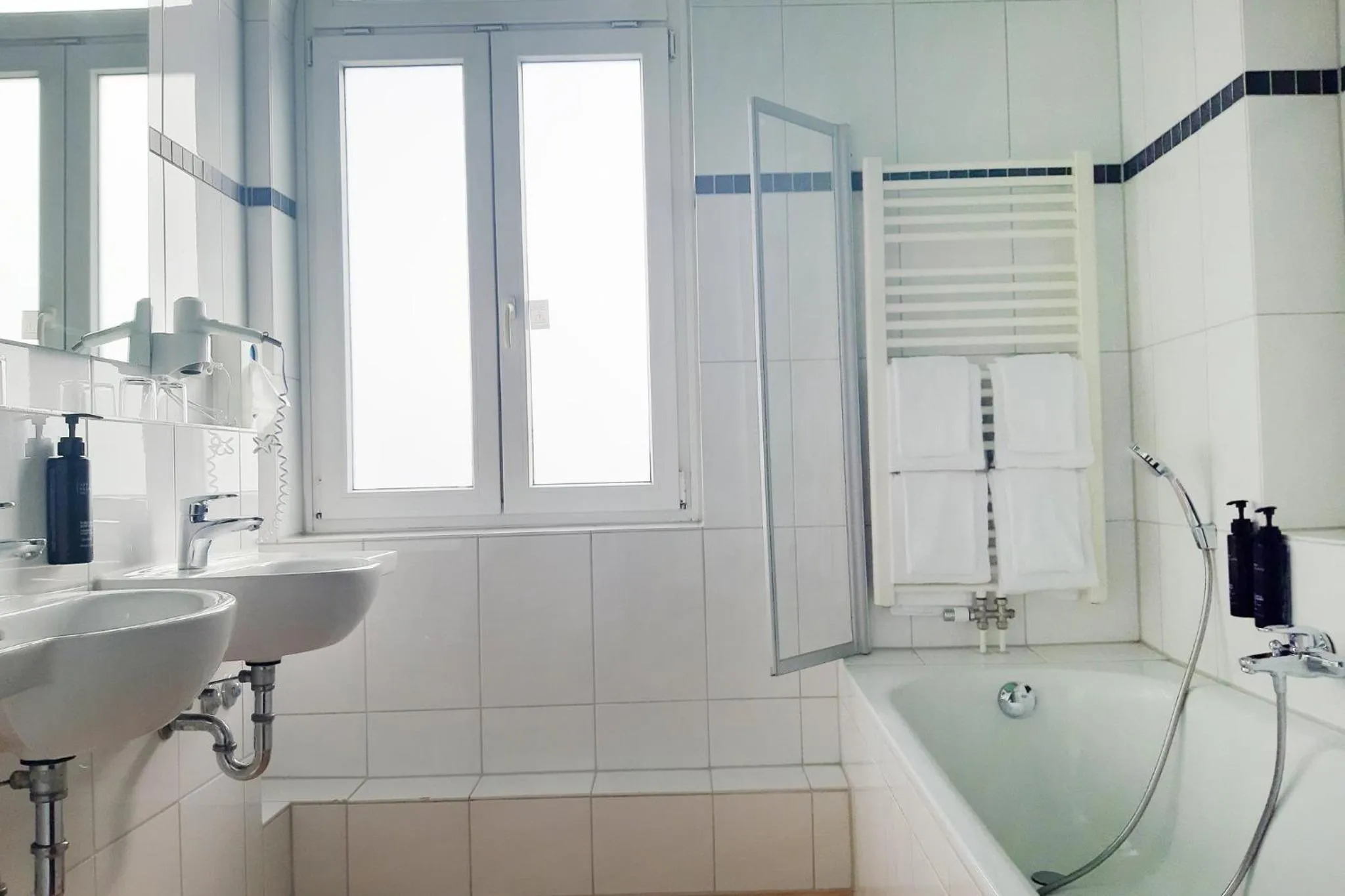 Bathroom in Garner Hotel Hamburg - Graf Moltke by IHG