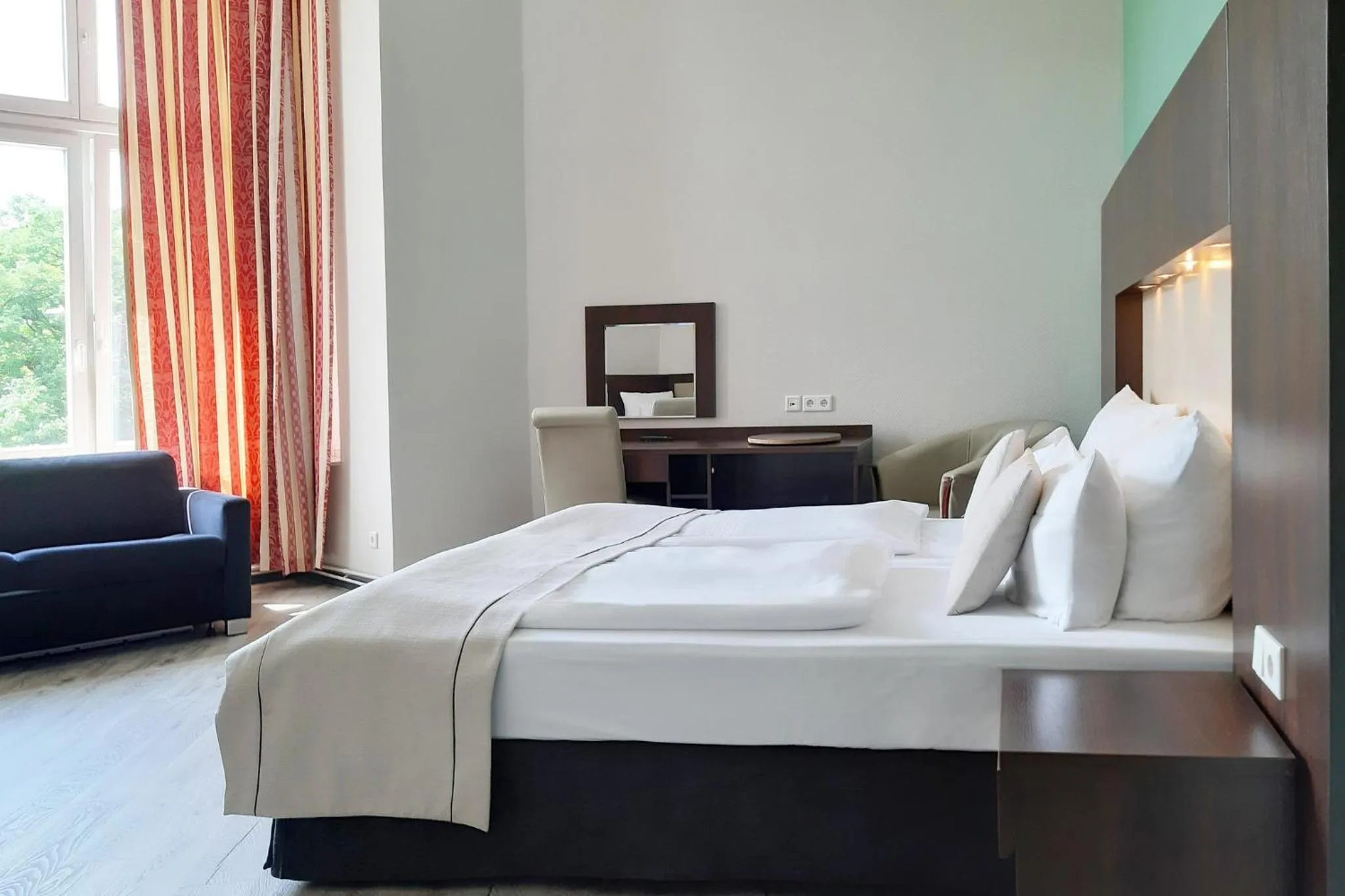 Photo of the whole room, Bed in Garner Hotel Hamburg - Graf Moltke by IHG