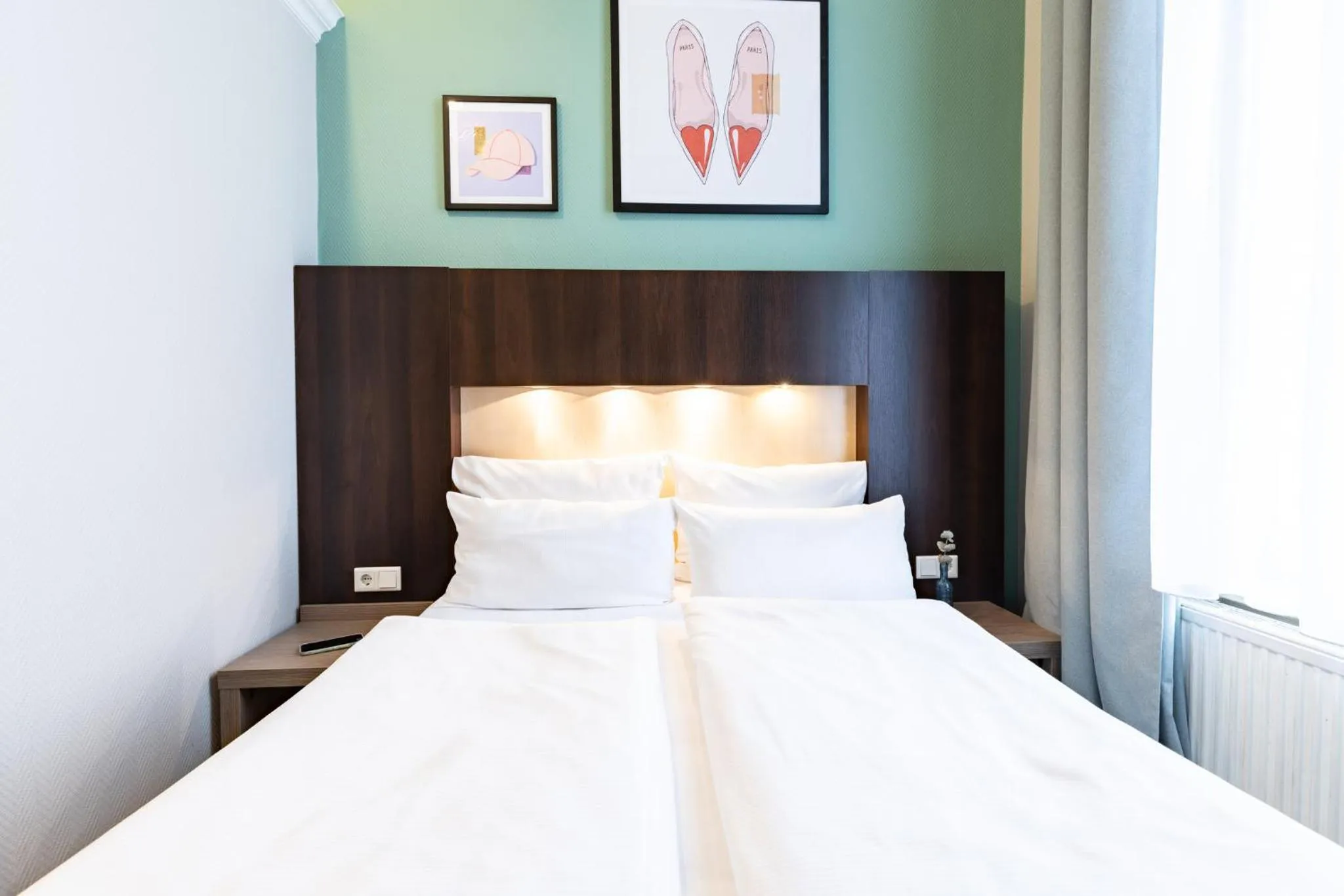 Photo of the whole room, Bed in Garner Hotel Hamburg - Graf Moltke by IHG