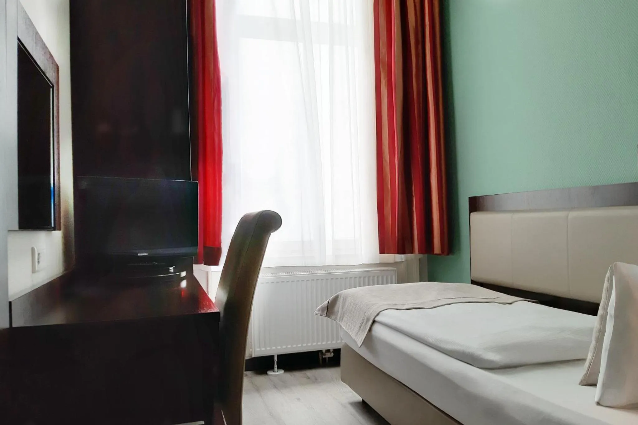 Photo of the whole room, Bed in Garner Hotel Hamburg - Graf Moltke by IHG