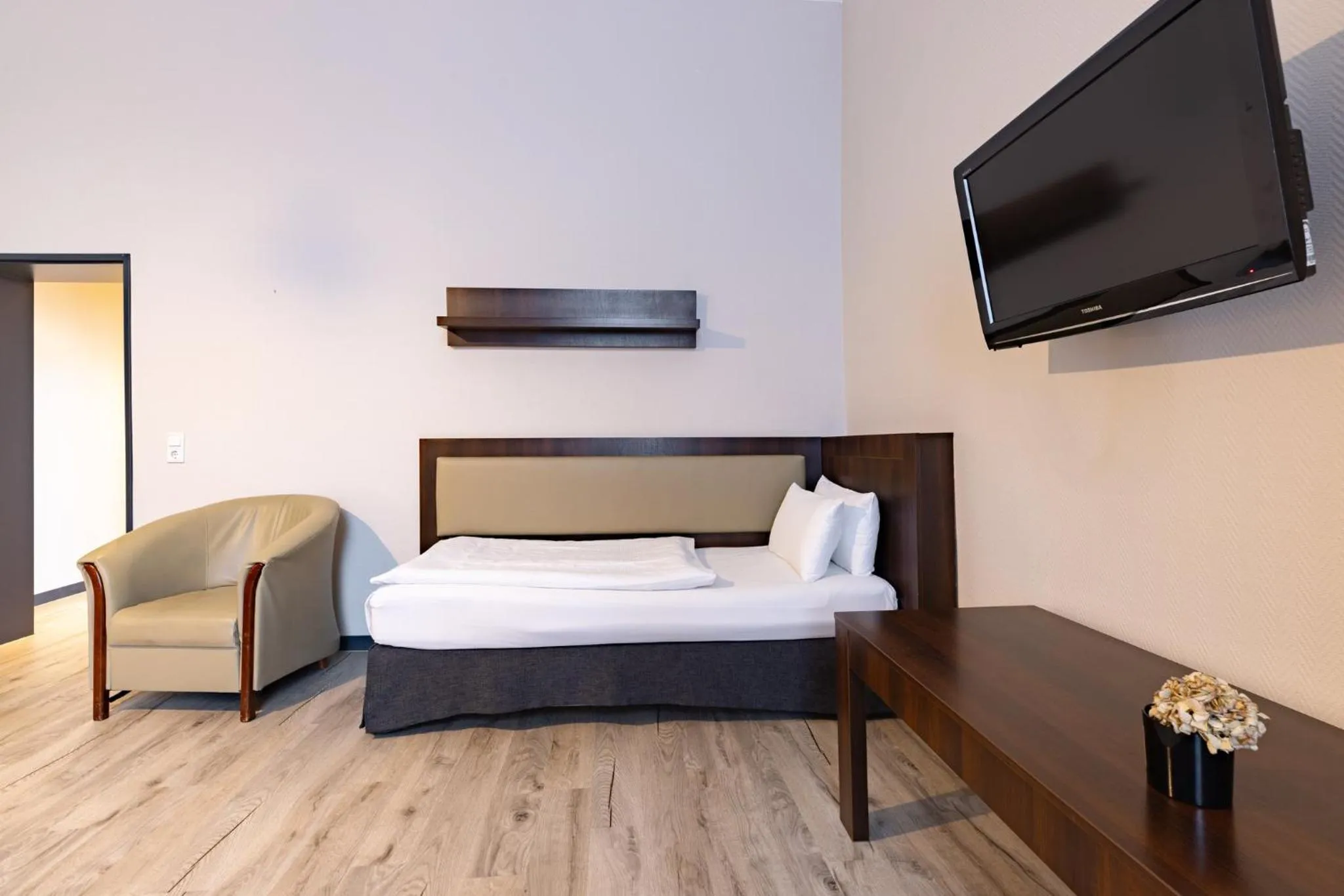 Photo of the whole room, Bed in Garner Hotel Hamburg - Graf Moltke by IHG