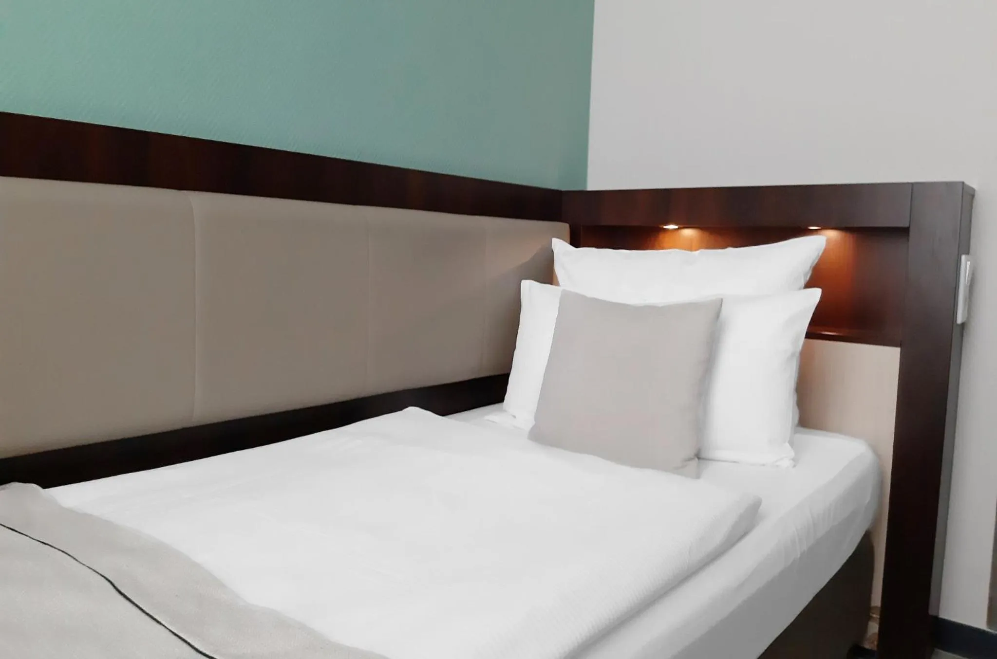 Photo of the whole room, Bed in Garner Hotel Hamburg - Graf Moltke by IHG