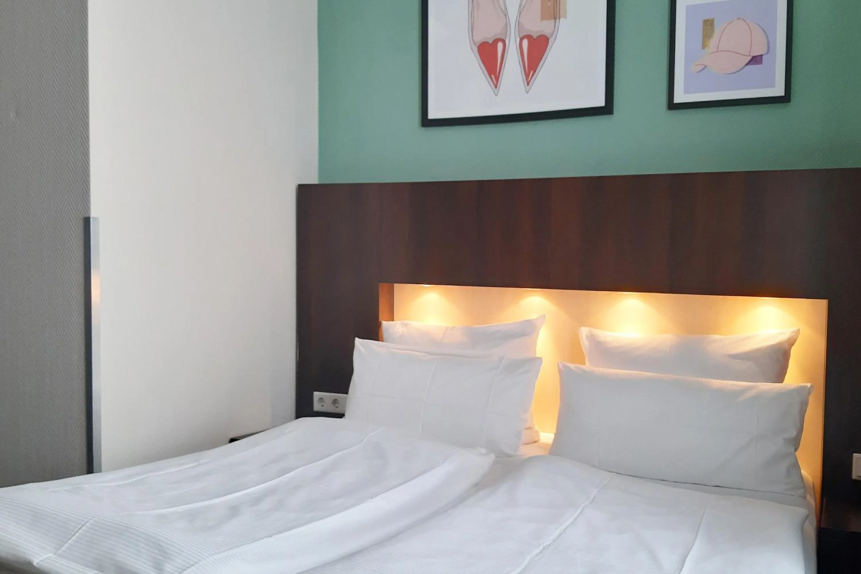 Photo of the whole room, Bed in Garner Hotel Hamburg - Graf Moltke by IHG