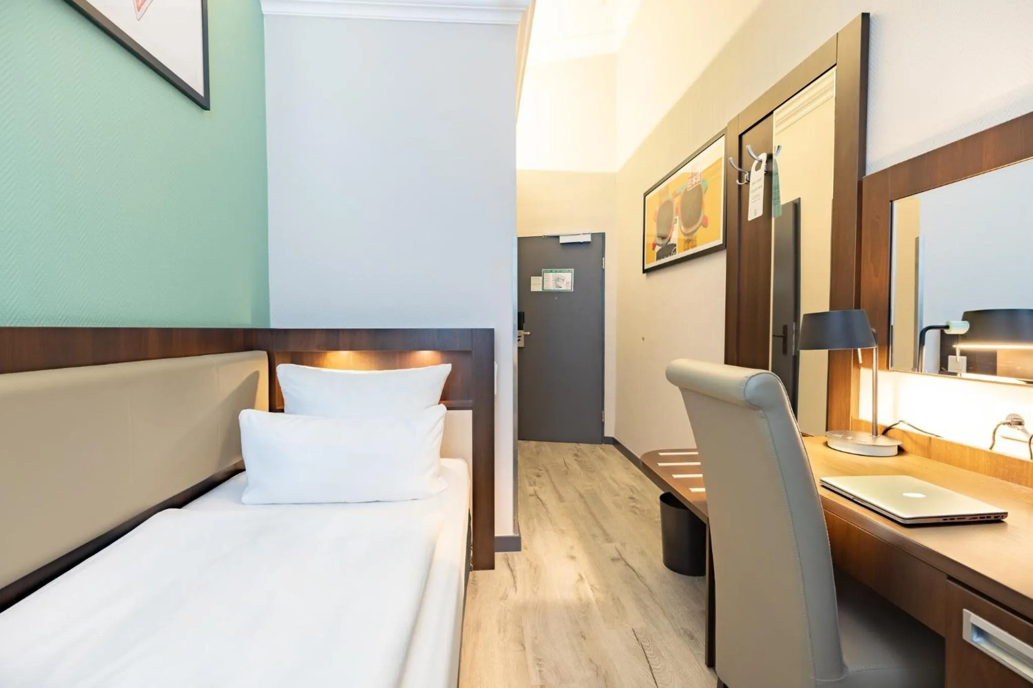 Photo of the whole room, Bed in Garner Hotel Hamburg - Graf Moltke by IHG