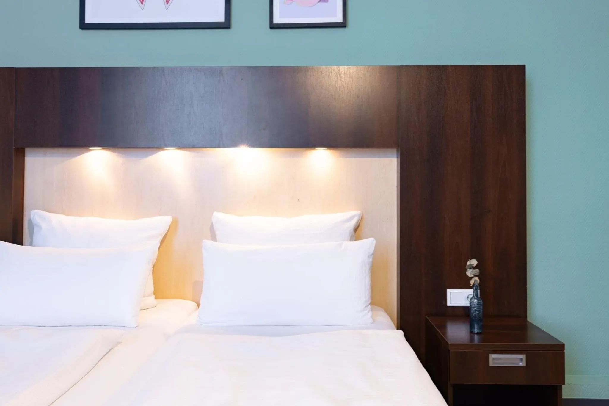 Photo of the whole room, Bed in Garner Hotel Hamburg - Graf Moltke by IHG