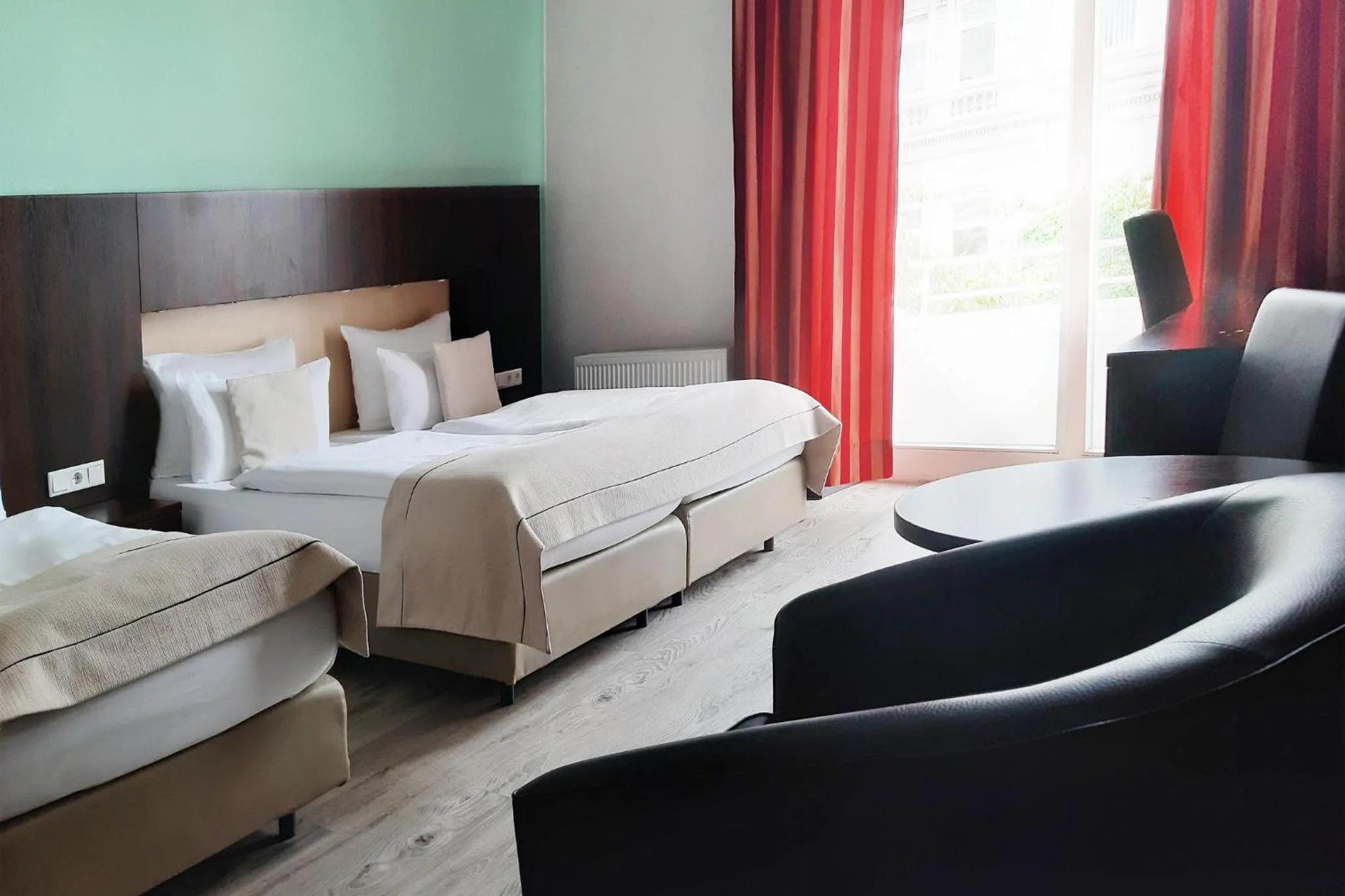 Photo of the whole room, Bed in Garner Hotel Hamburg - Graf Moltke by IHG