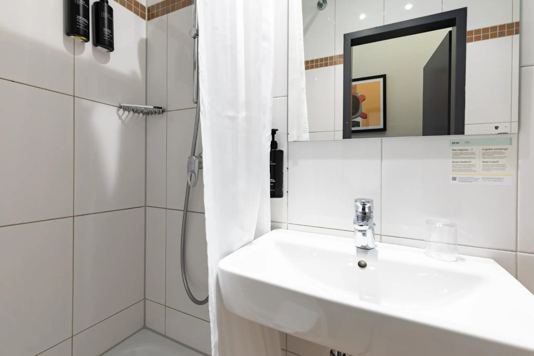 Bathroom in Garner Hotel Hamburg - Graf Moltke by IHG