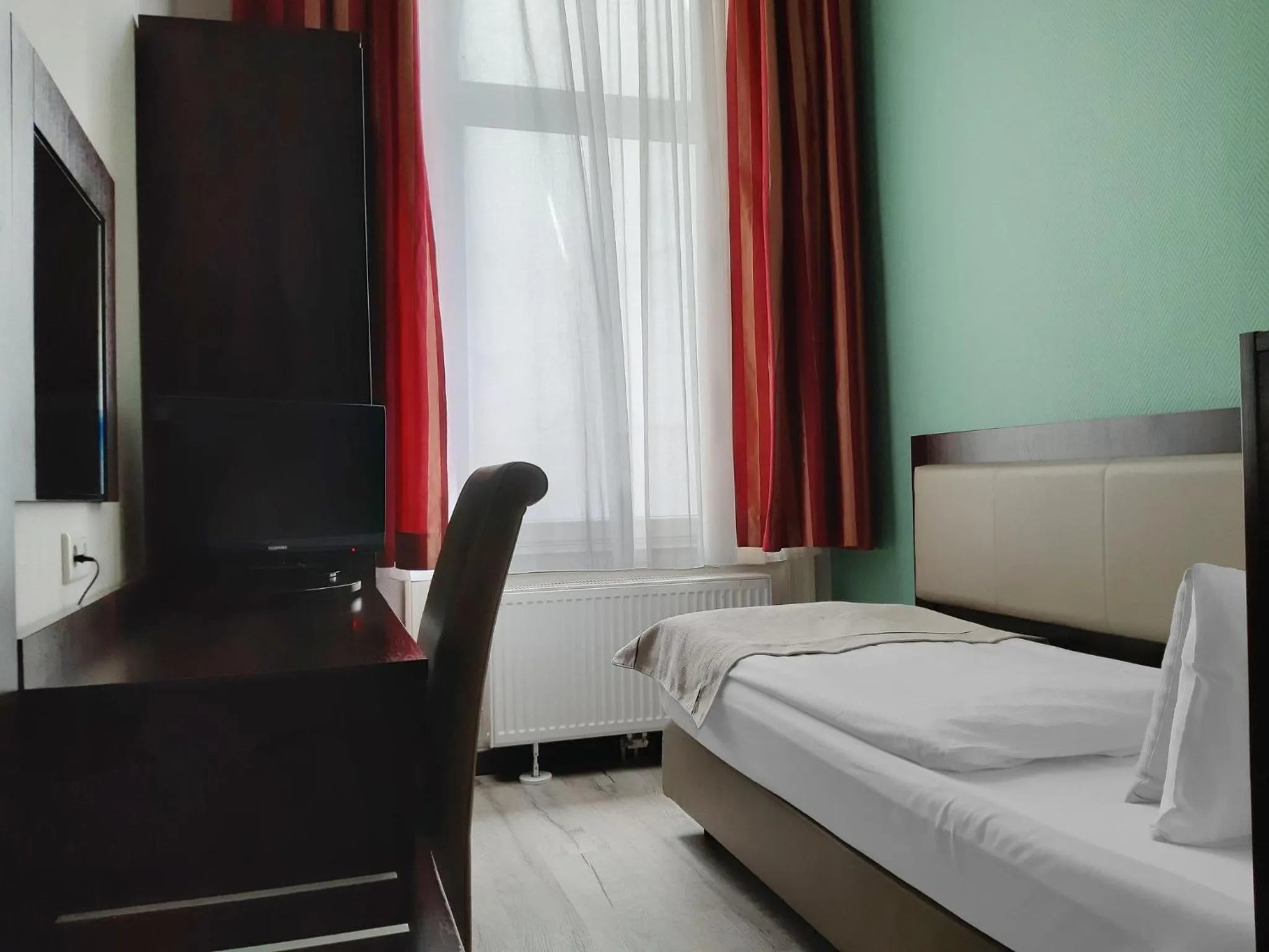 Photo of the whole room, Bed in Garner Hotel Hamburg - Graf Moltke by IHG