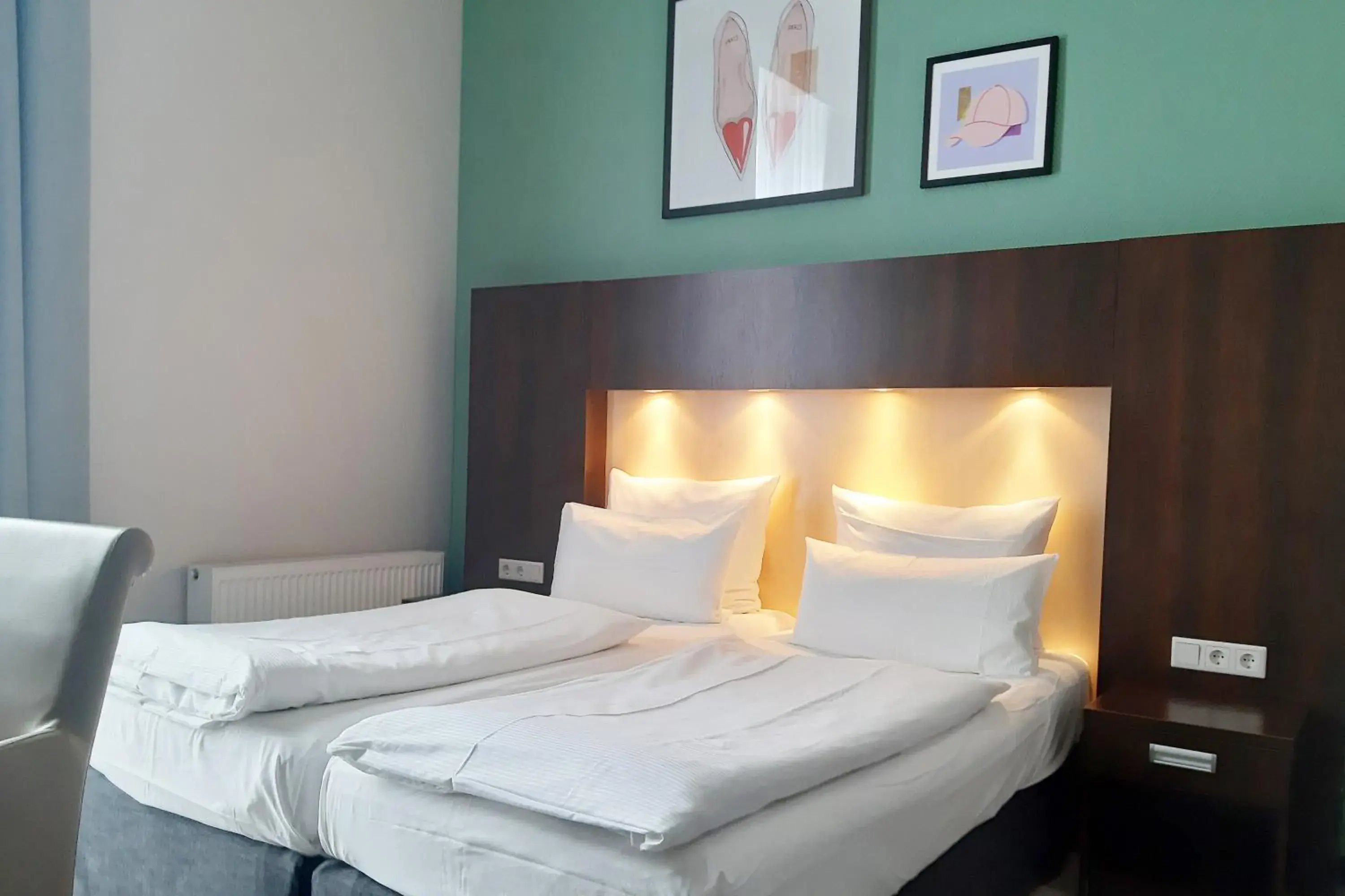 Photo of the whole room, Bed in Garner Hotel Hamburg - Graf Moltke by IHG Photo of the whole room, Bed in Garner Hotel Hamburg - Graf Moltke by IHG