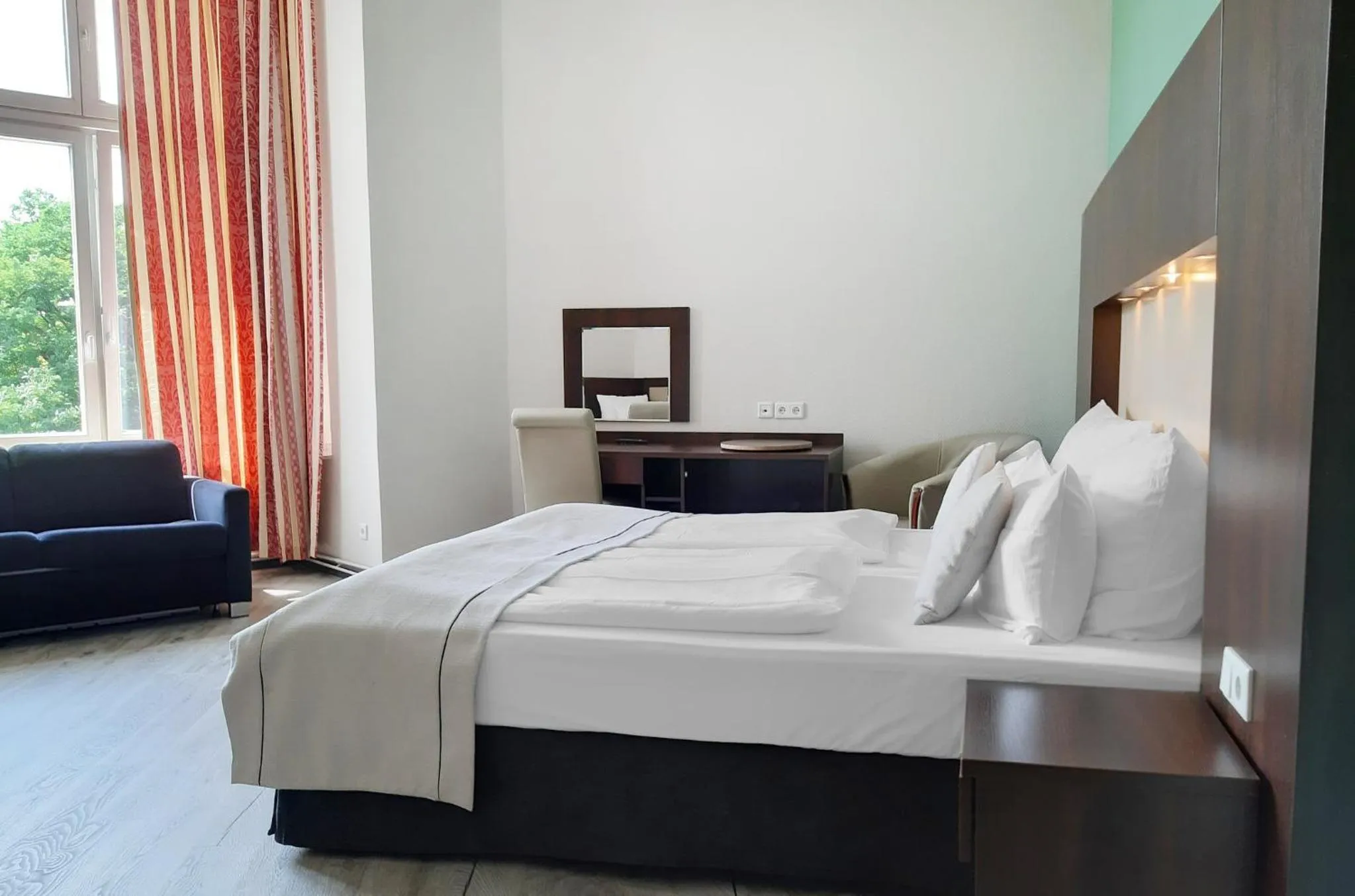 Photo of the whole room, Bed in Garner Hotel Hamburg - Graf Moltke by IHG