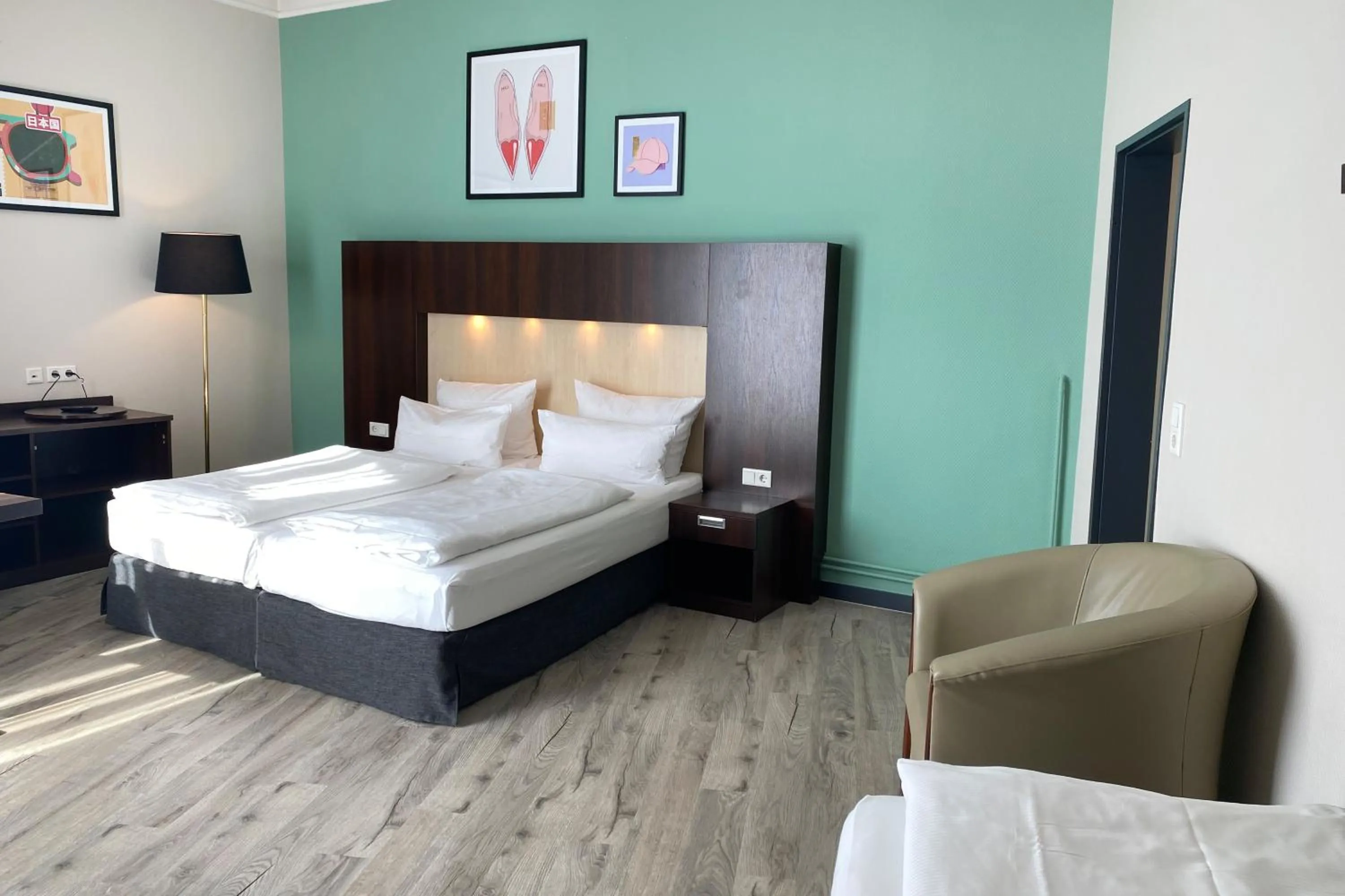 Photo of the whole room, Bed in Garner Hotel Hamburg - Graf Moltke by IHG