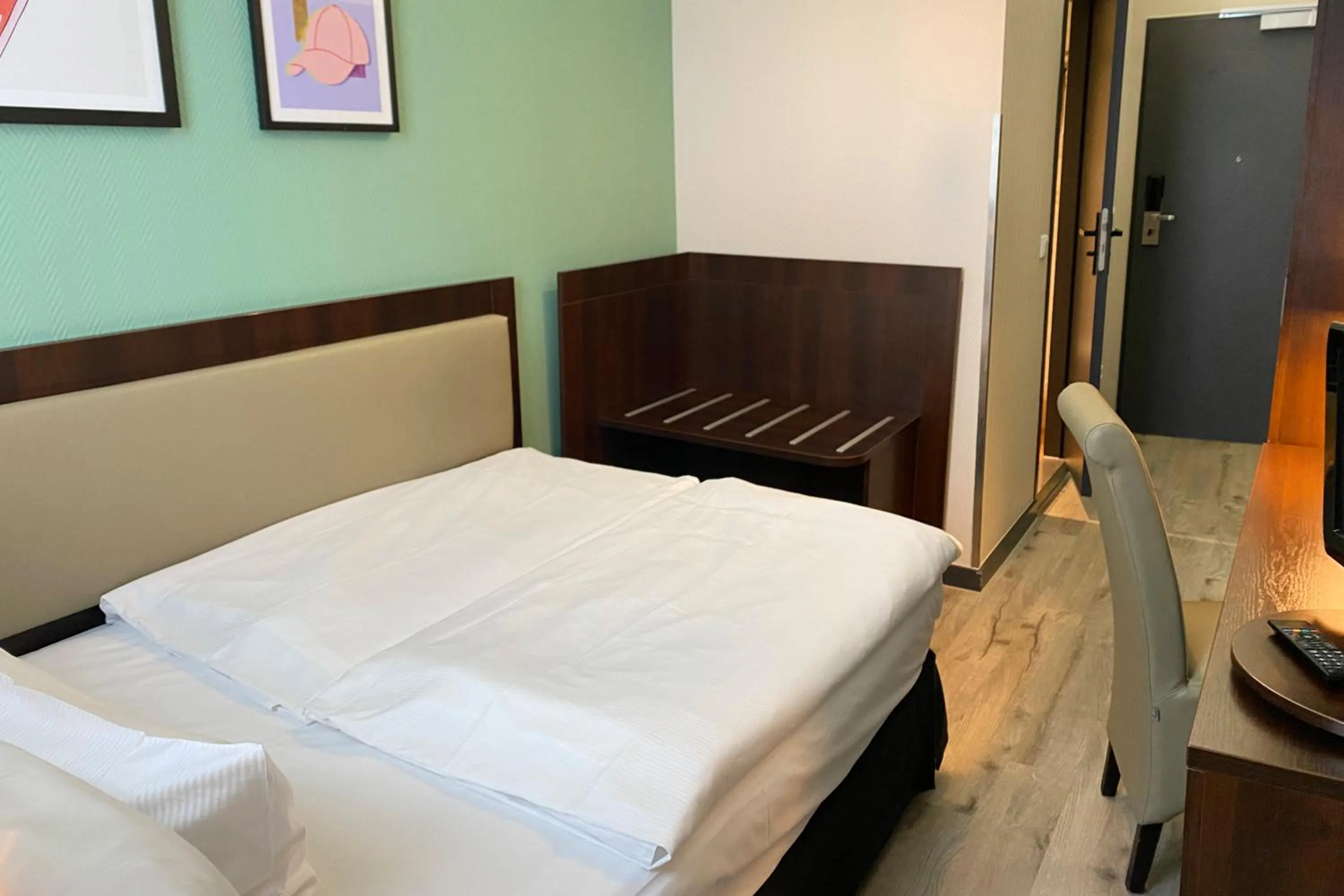 Photo of the whole room, Bed in Garner Hotel Hamburg - Graf Moltke by IHG