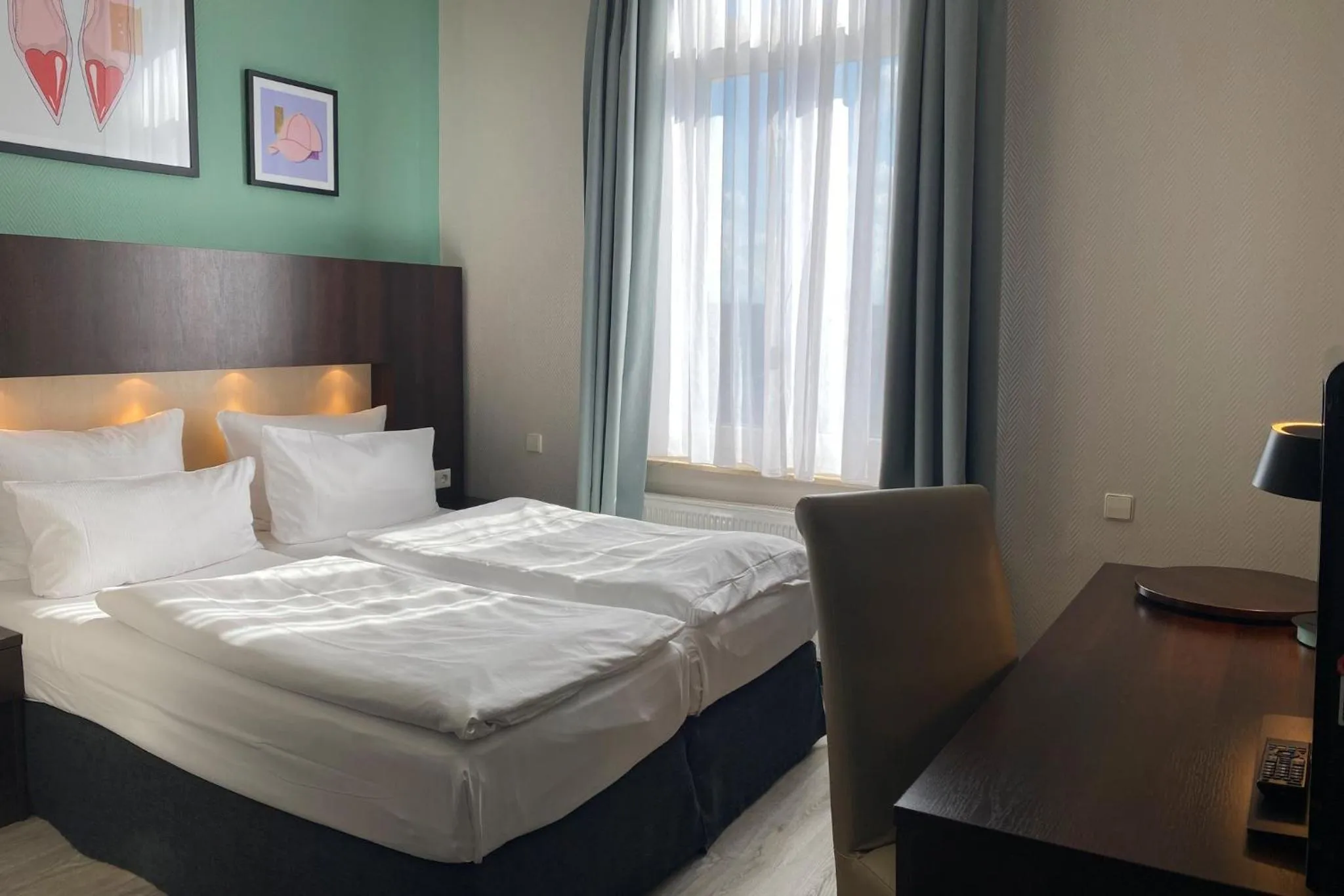 Photo of the whole room, Bed in Garner Hotel Hamburg - Graf Moltke by IHG