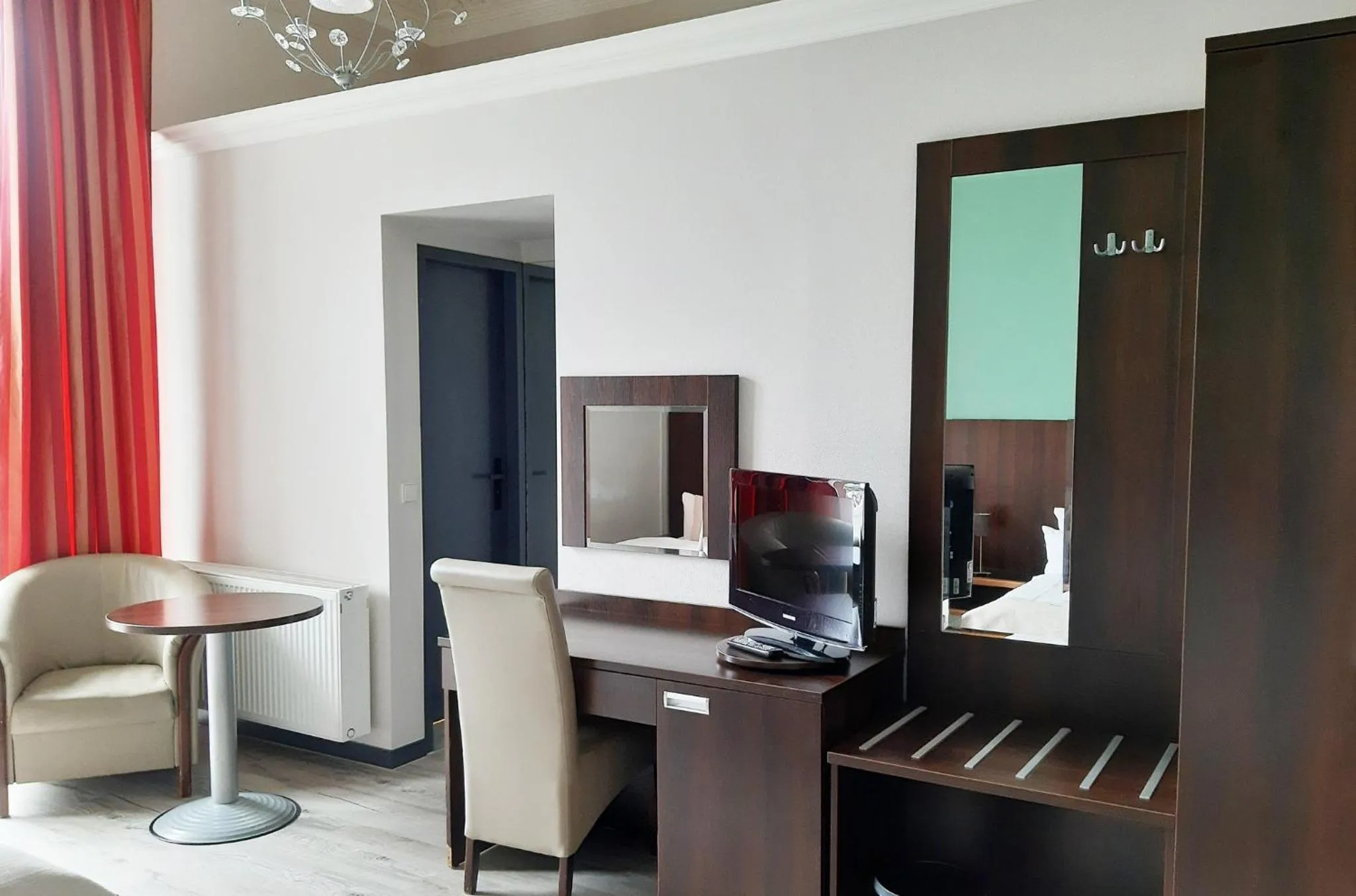 Photo of the whole room in Garner Hotel Hamburg - Graf Moltke by IHG