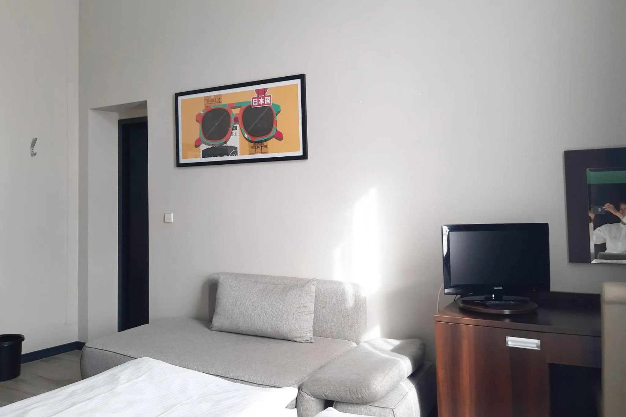 Photo of the whole room, Bed in Garner Hotel Hamburg - Graf Moltke by IHG