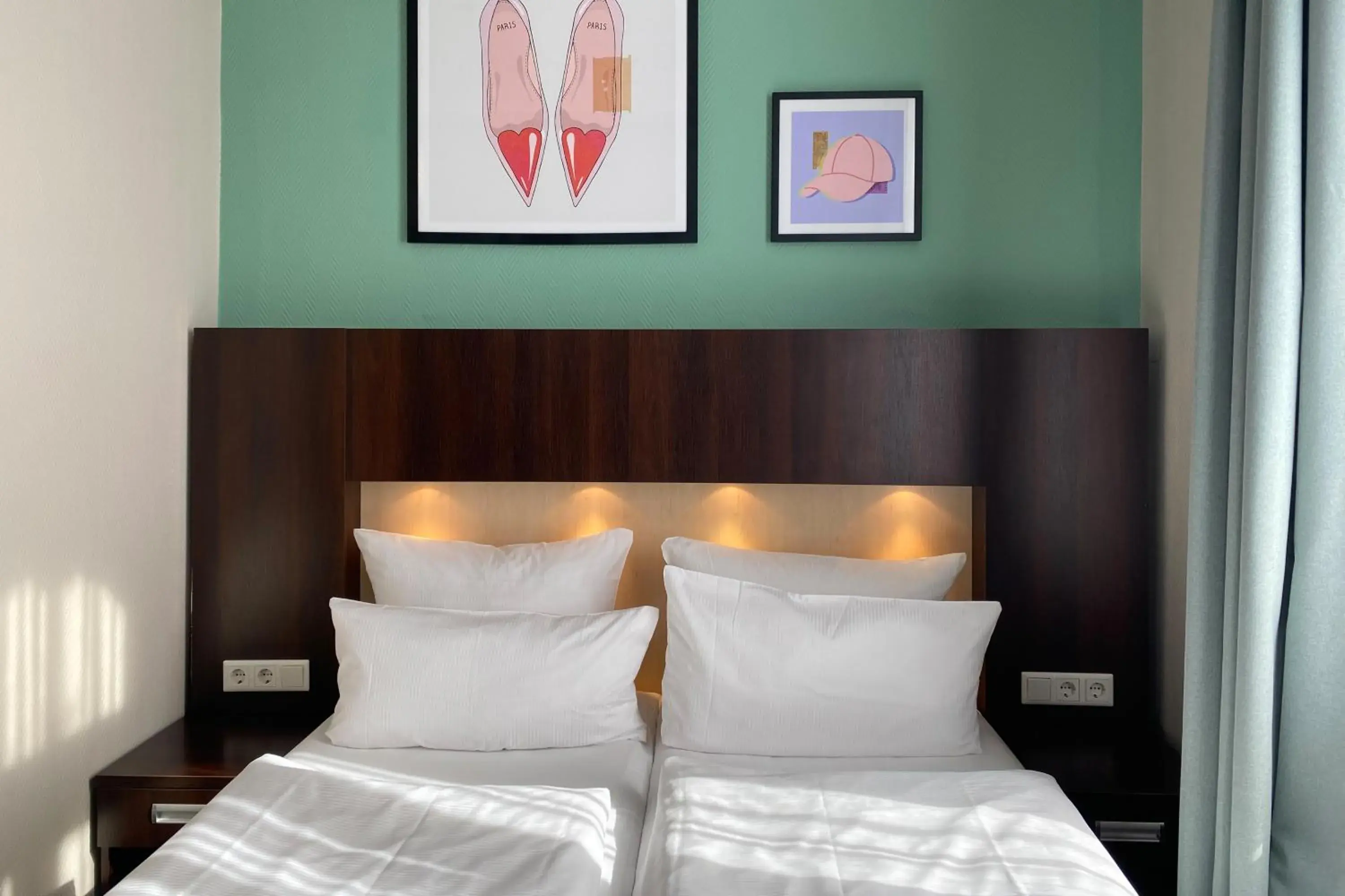 Photo of the whole room, Bed in Garner Hotel Hamburg - Graf Moltke by IHG Photo of the whole room, Bed in Garner Hotel Hamburg - Graf Moltke by IHG