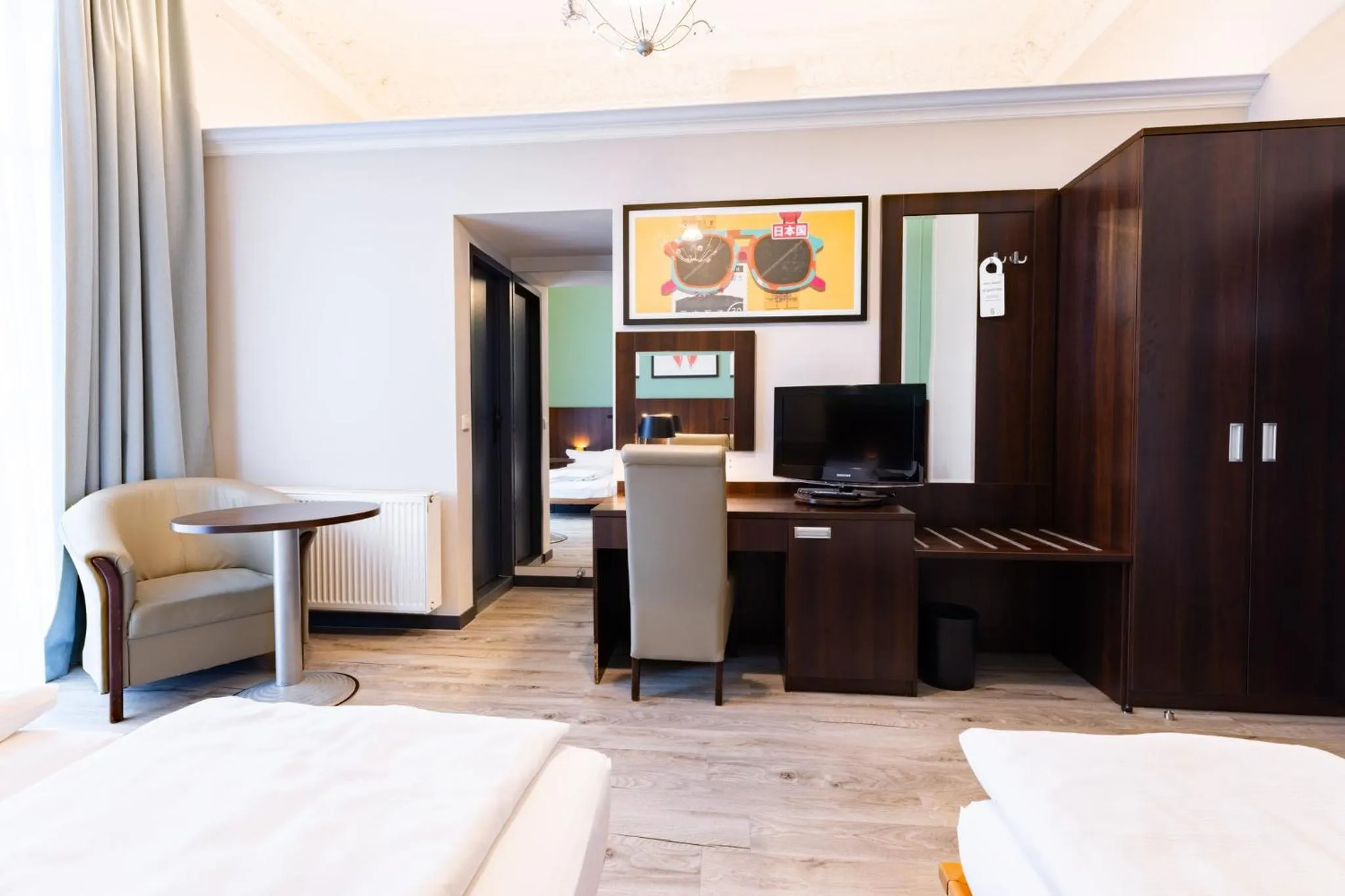 Photo of the whole room, Bed in Garner Hotel Hamburg - Graf Moltke by IHG