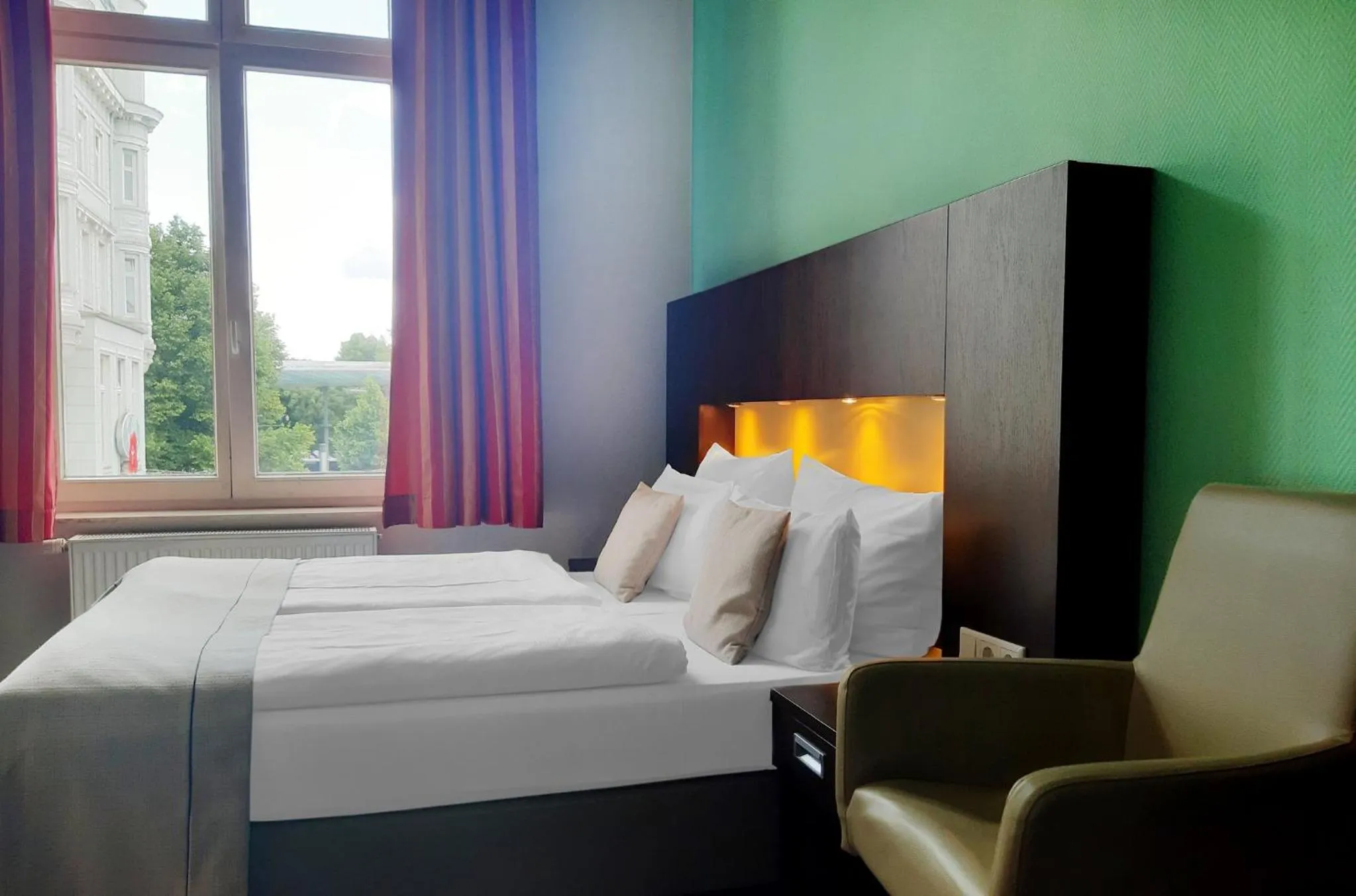 Photo of the whole room, Bed in Garner Hotel Hamburg - Graf Moltke by IHG