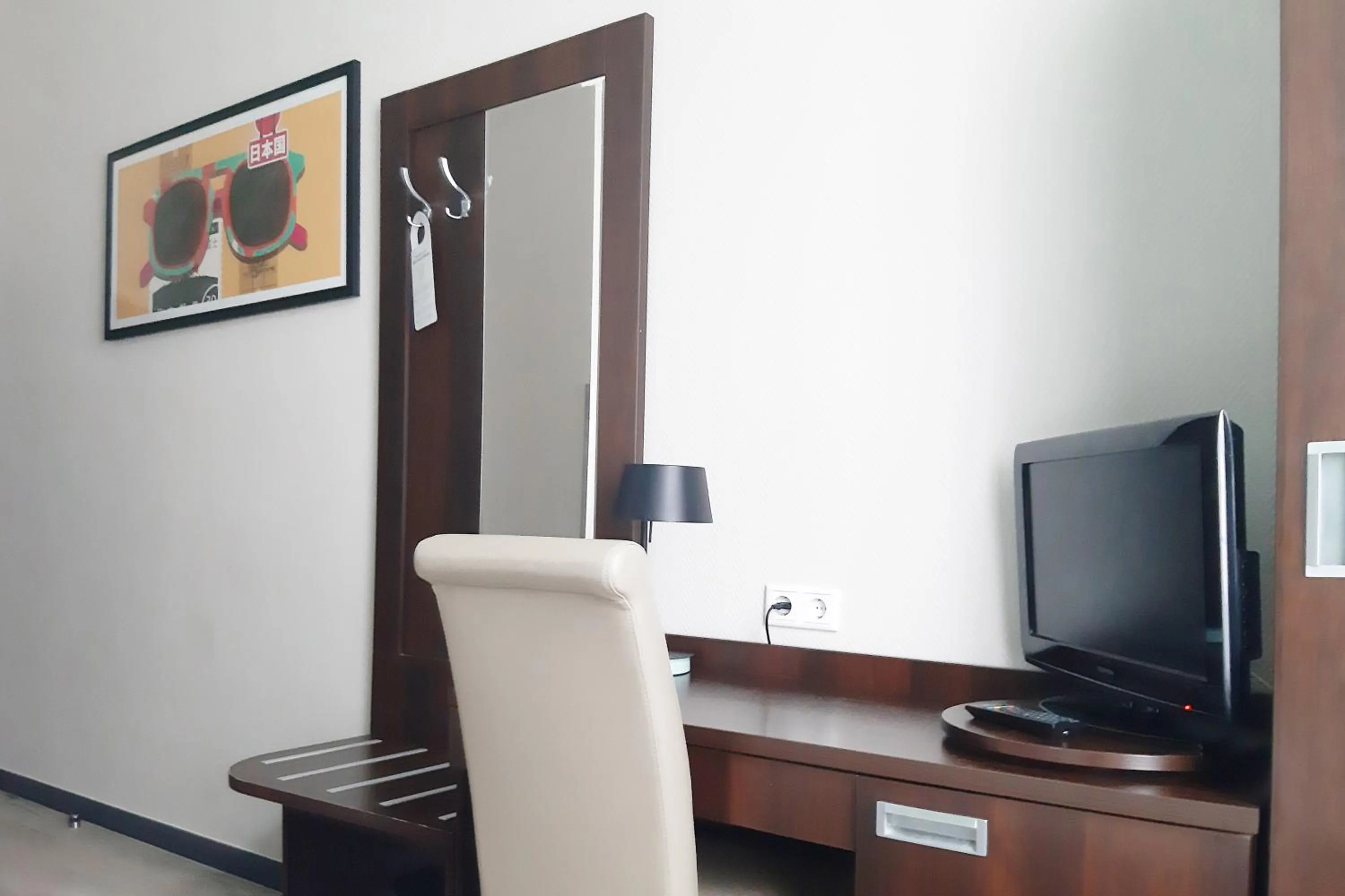 Photo of the whole room in Garner Hotel Hamburg - Graf Moltke by IHG