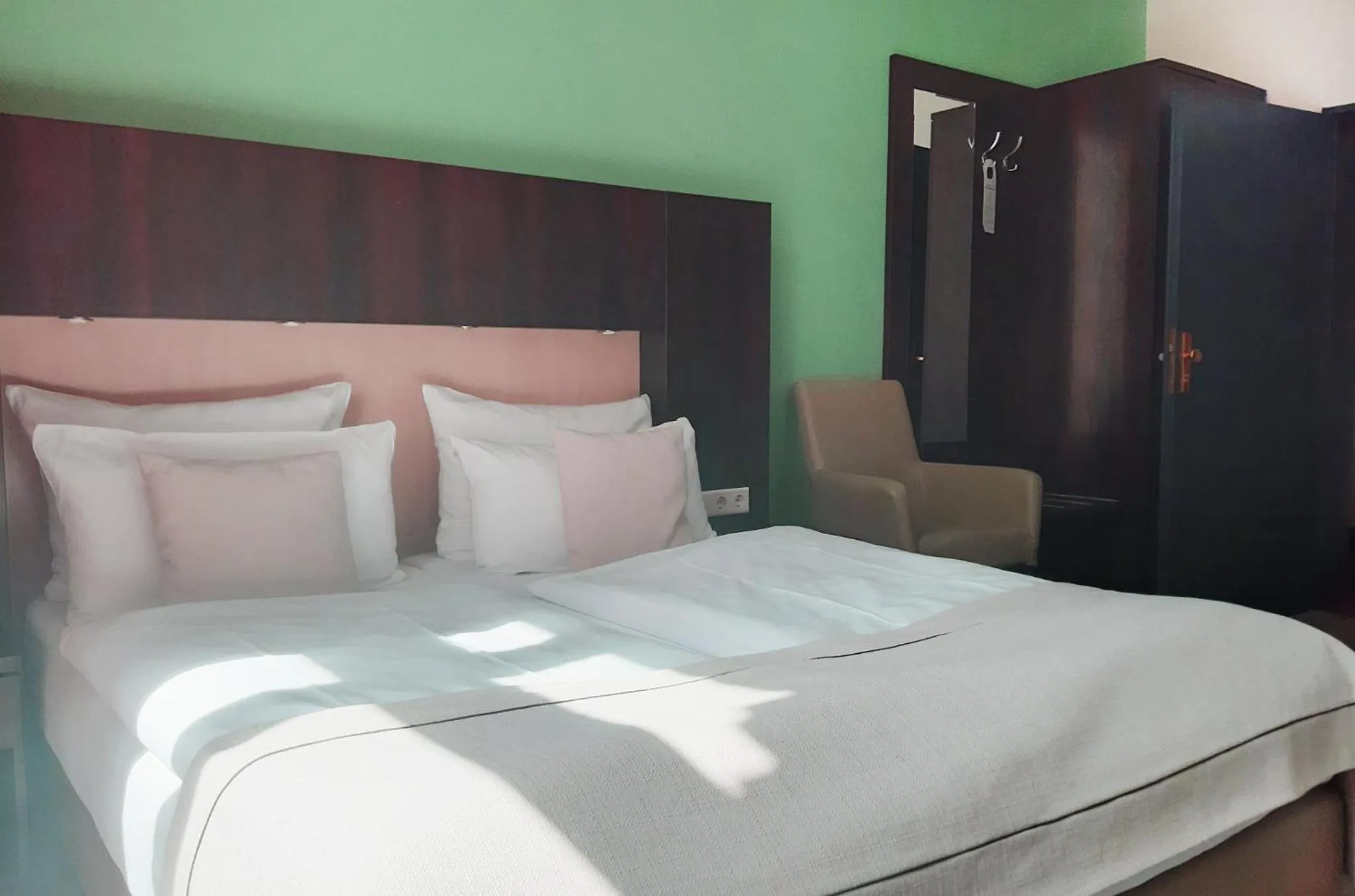 Photo of the whole room, Bed in Garner Hotel Hamburg - Graf Moltke by IHG