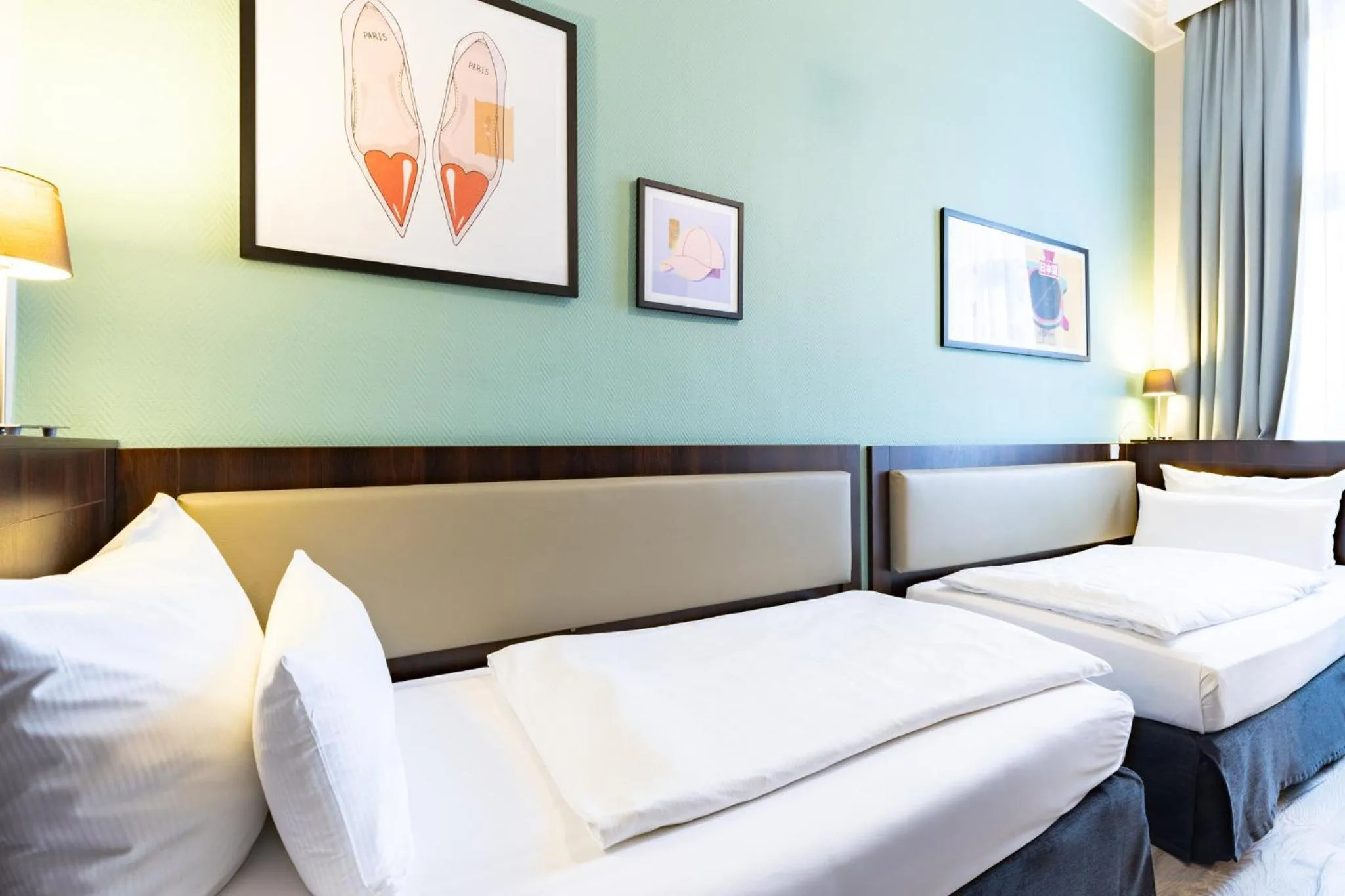 Photo of the whole room, Bed in Garner Hotel Hamburg - Graf Moltke by IHG