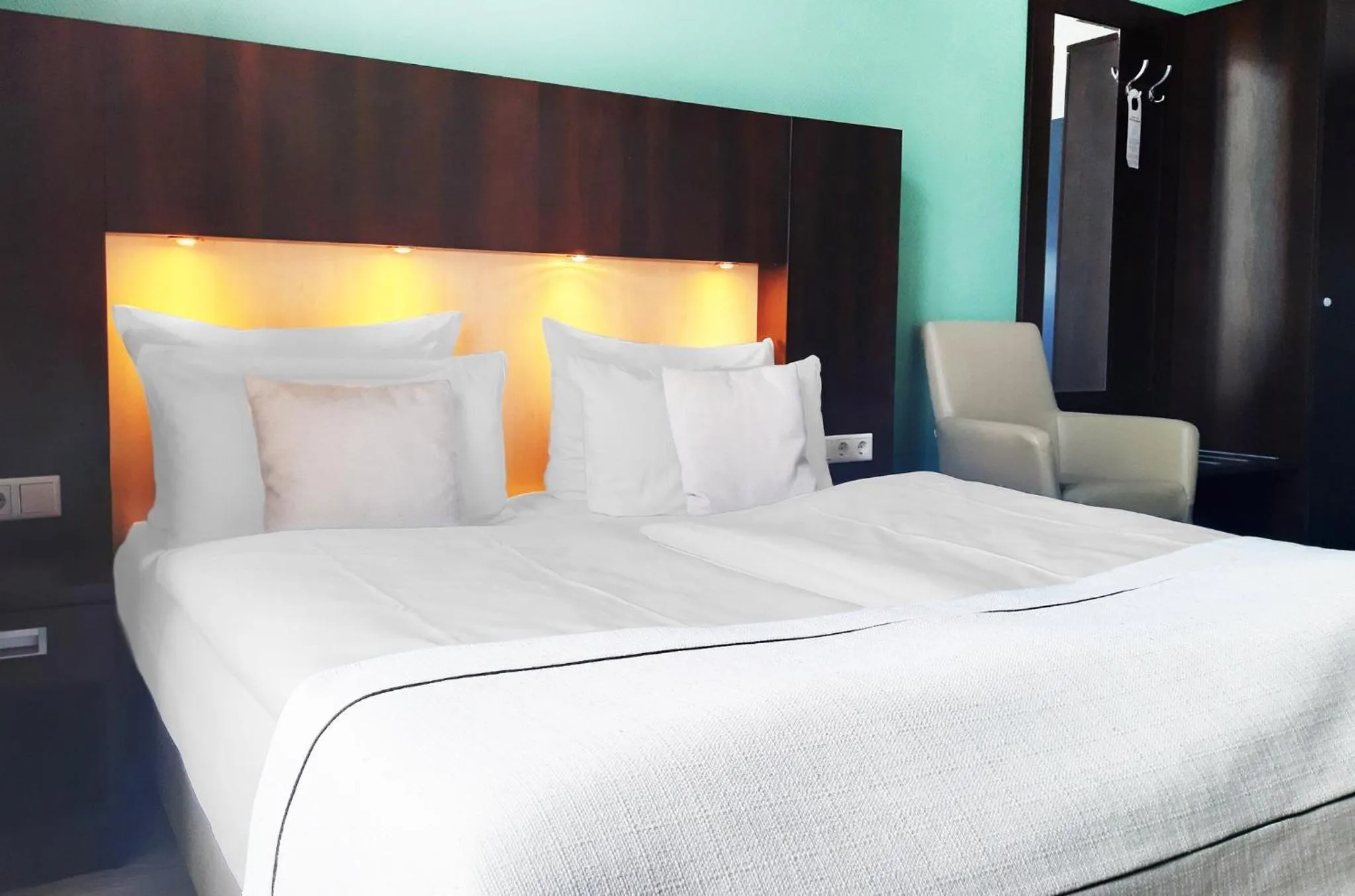 Photo of the whole room, Bed in Garner Hotel Hamburg - Graf Moltke by IHG