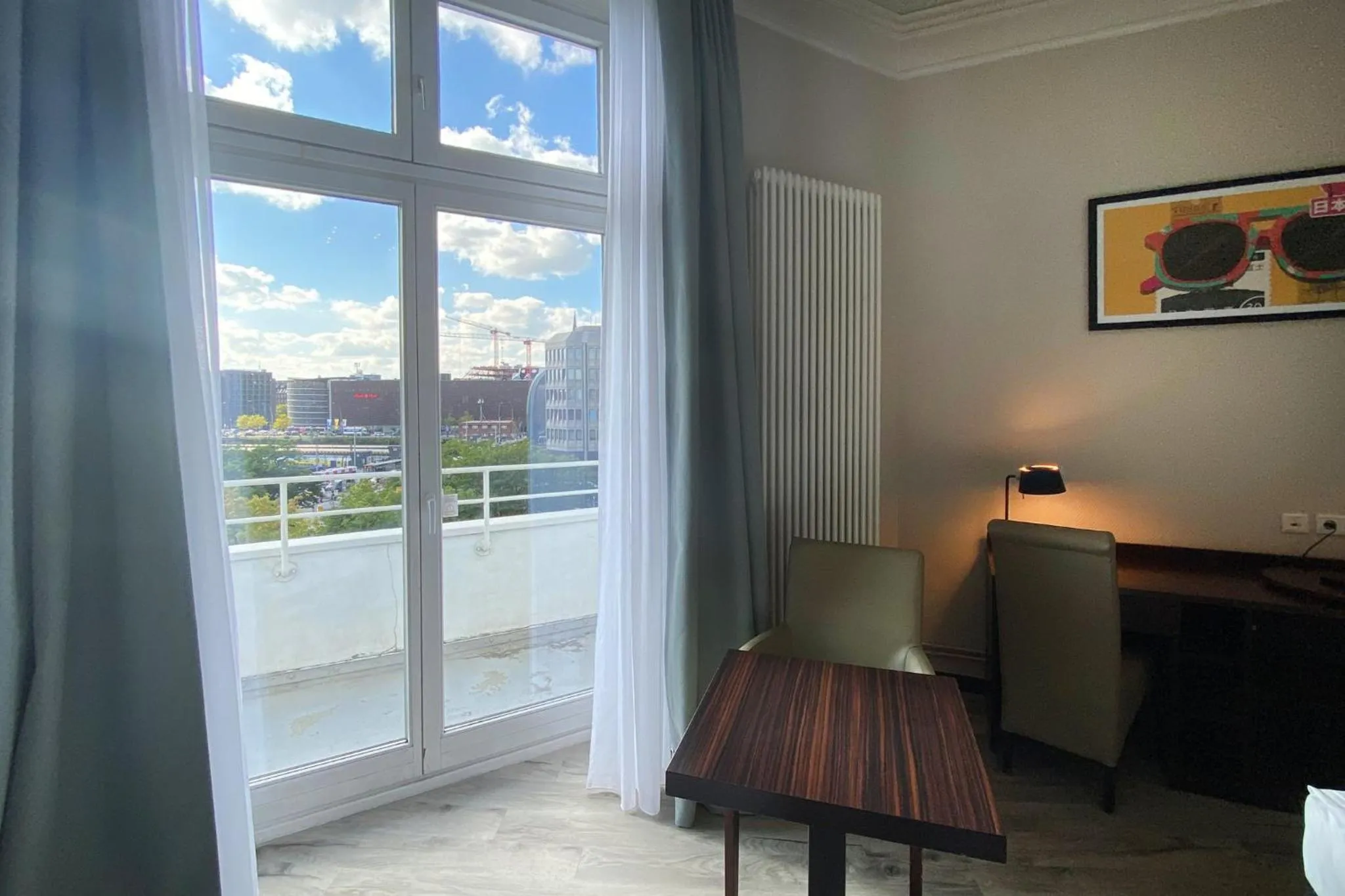 Photo of the whole room, Bed in Garner Hotel Hamburg - Graf Moltke by IHG