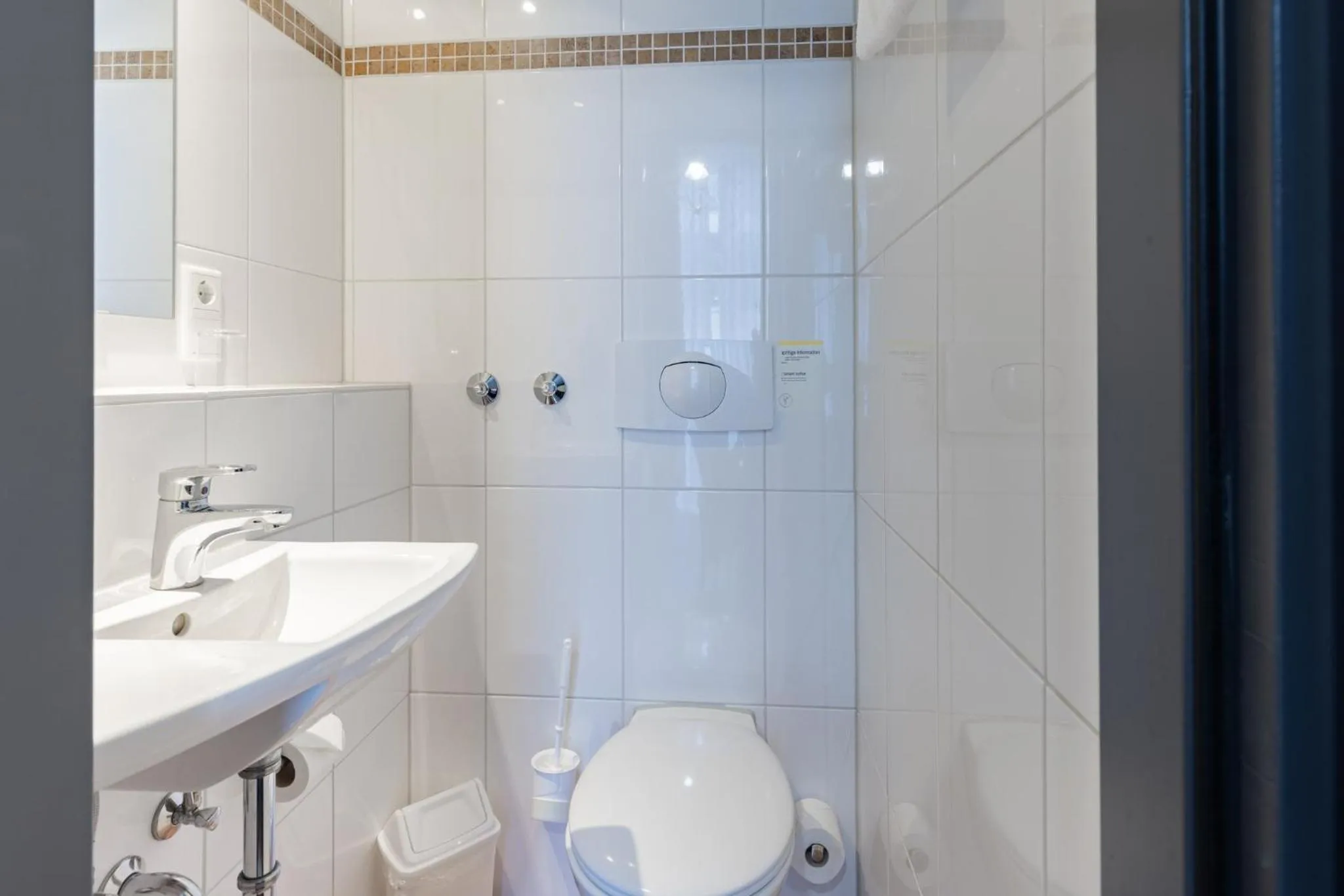 Bathroom in Garner Hotel Hamburg - Graf Moltke by IHG