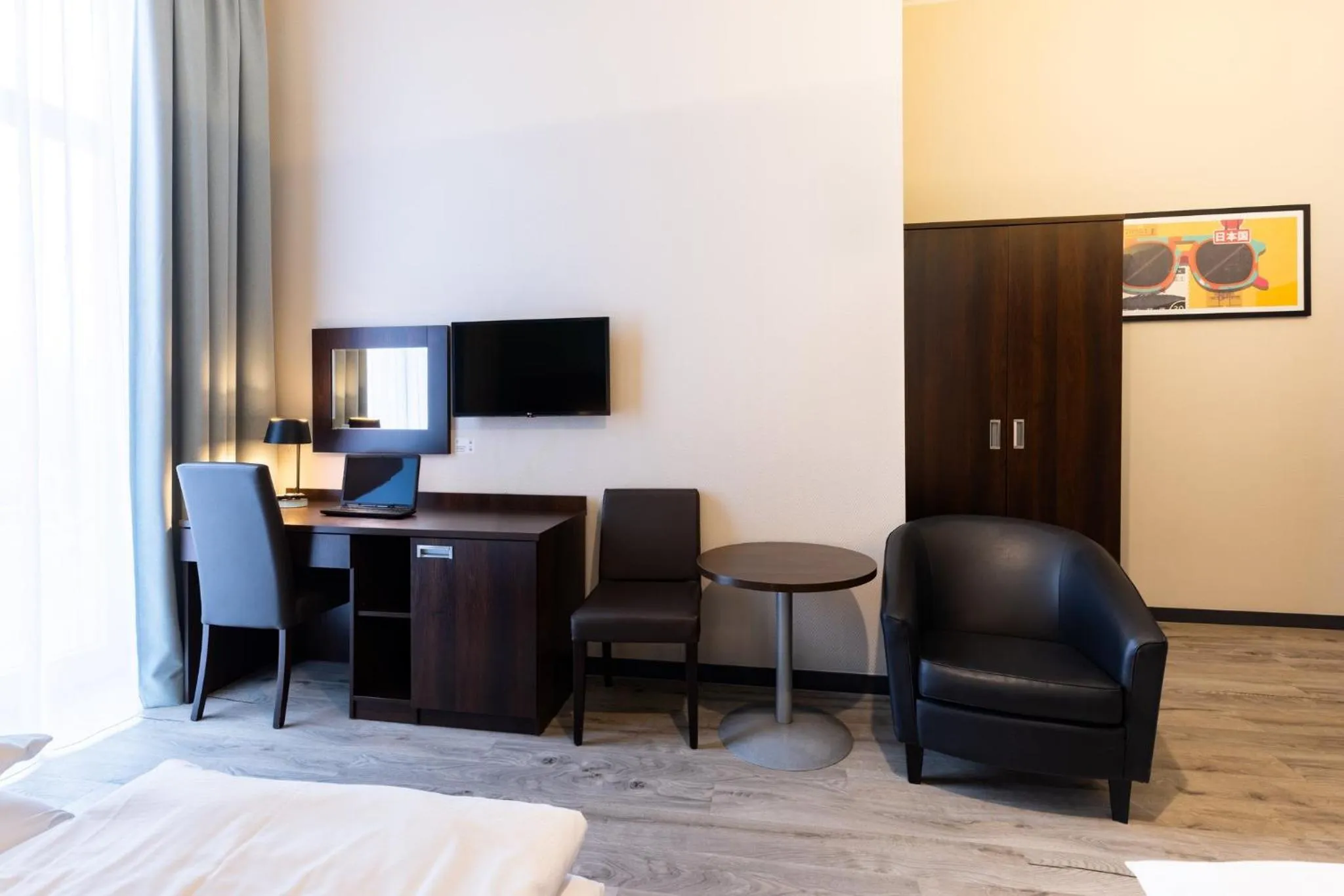 Photo of the whole room, Bed in Garner Hotel Hamburg - Graf Moltke by IHG