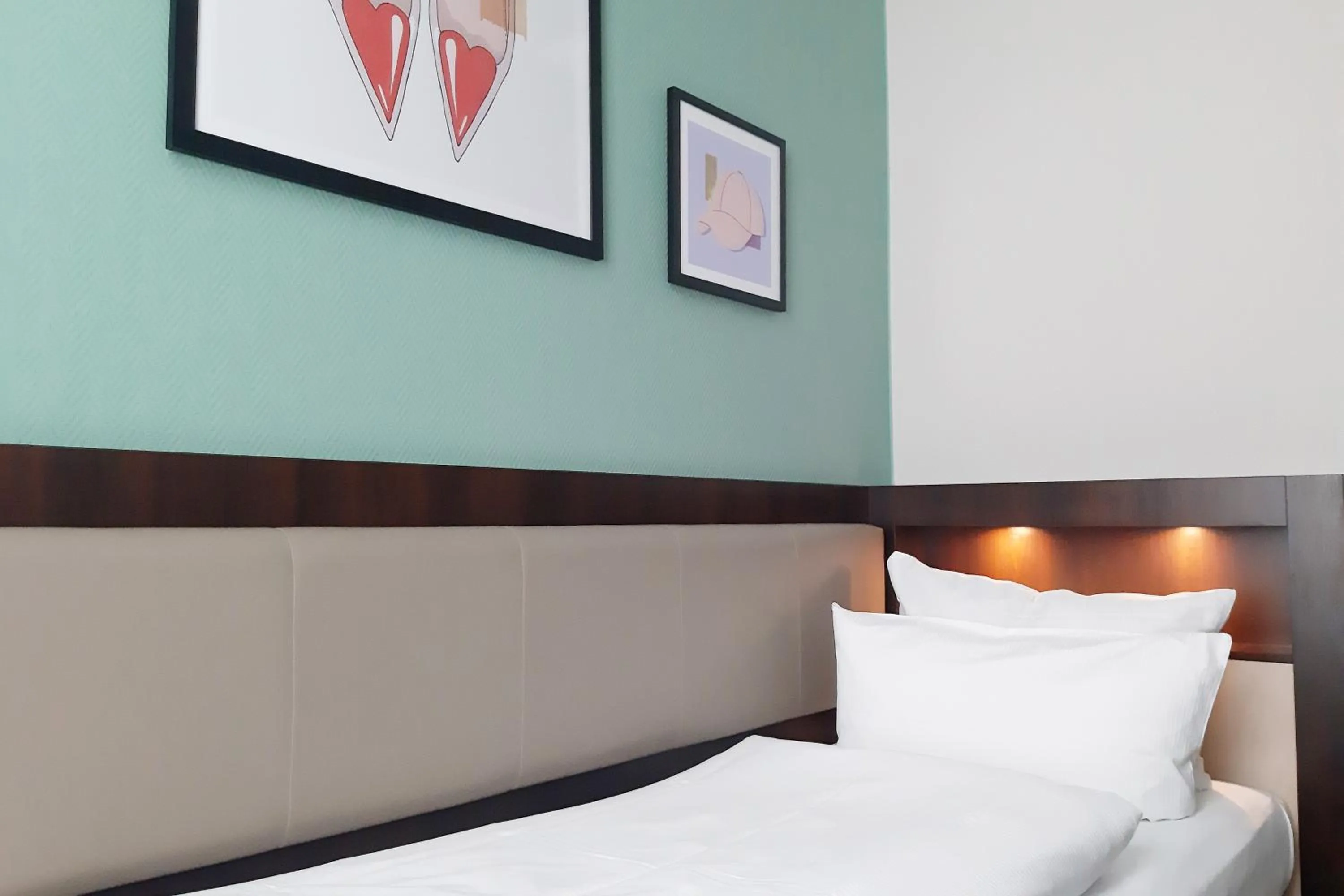 Photo of the whole room, Bed in Garner Hotel Hamburg - Graf Moltke by IHG