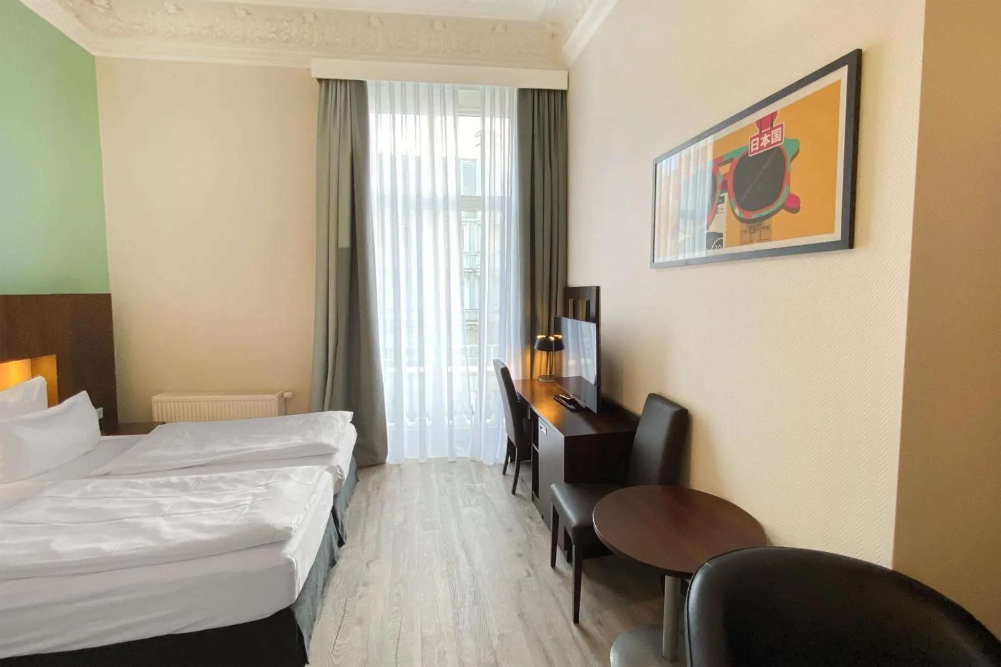 Photo of the whole room, Bed in Garner Hotel Hamburg - Graf Moltke by IHG