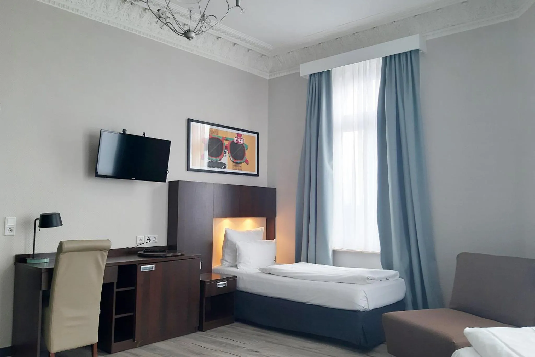 Photo of the whole room, Bed in Garner Hotel Hamburg - Graf Moltke by IHG